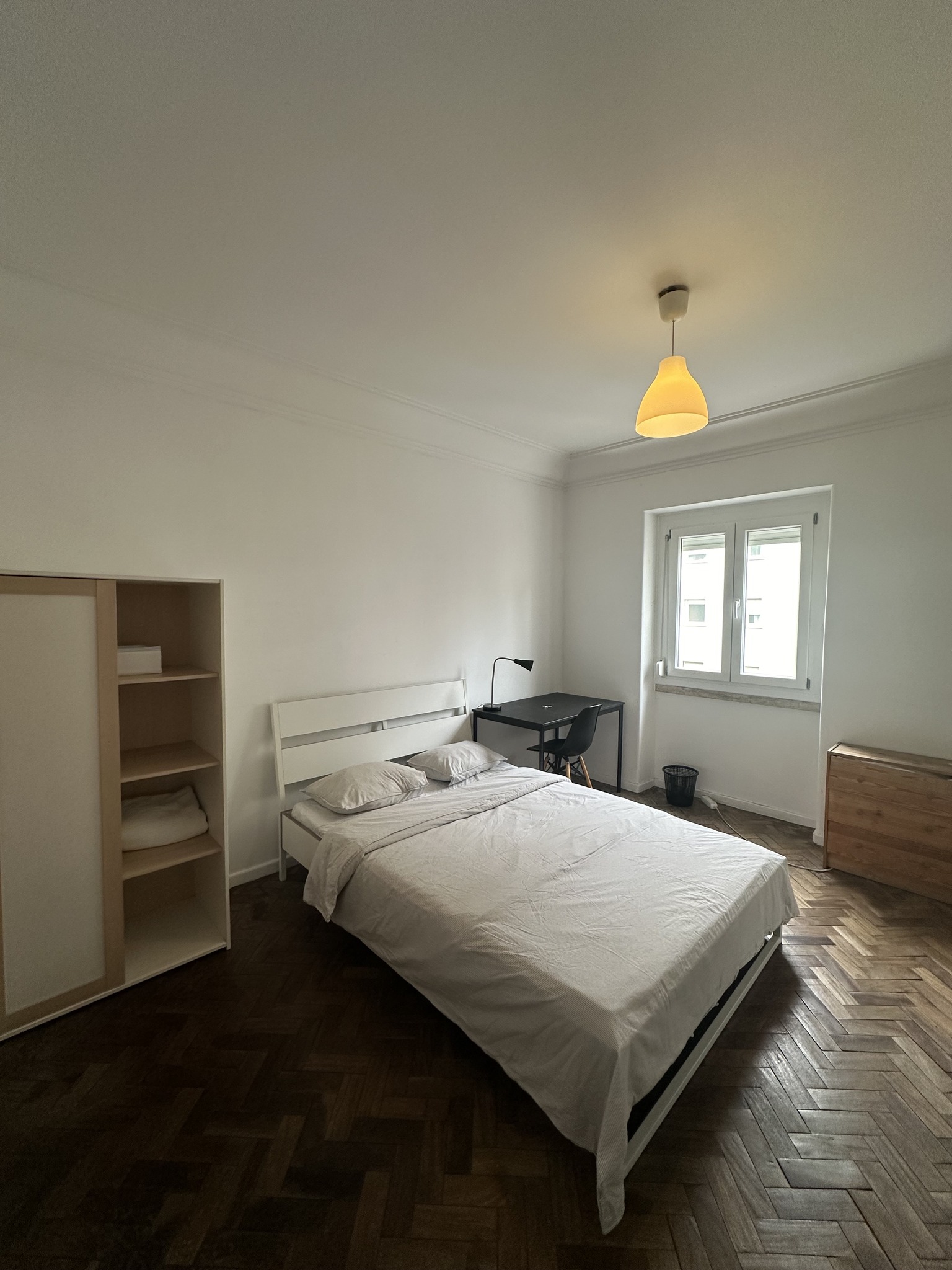 Bright Double Room 7 with Private Bathroom & Desk in lisboa – photo 1 of 5