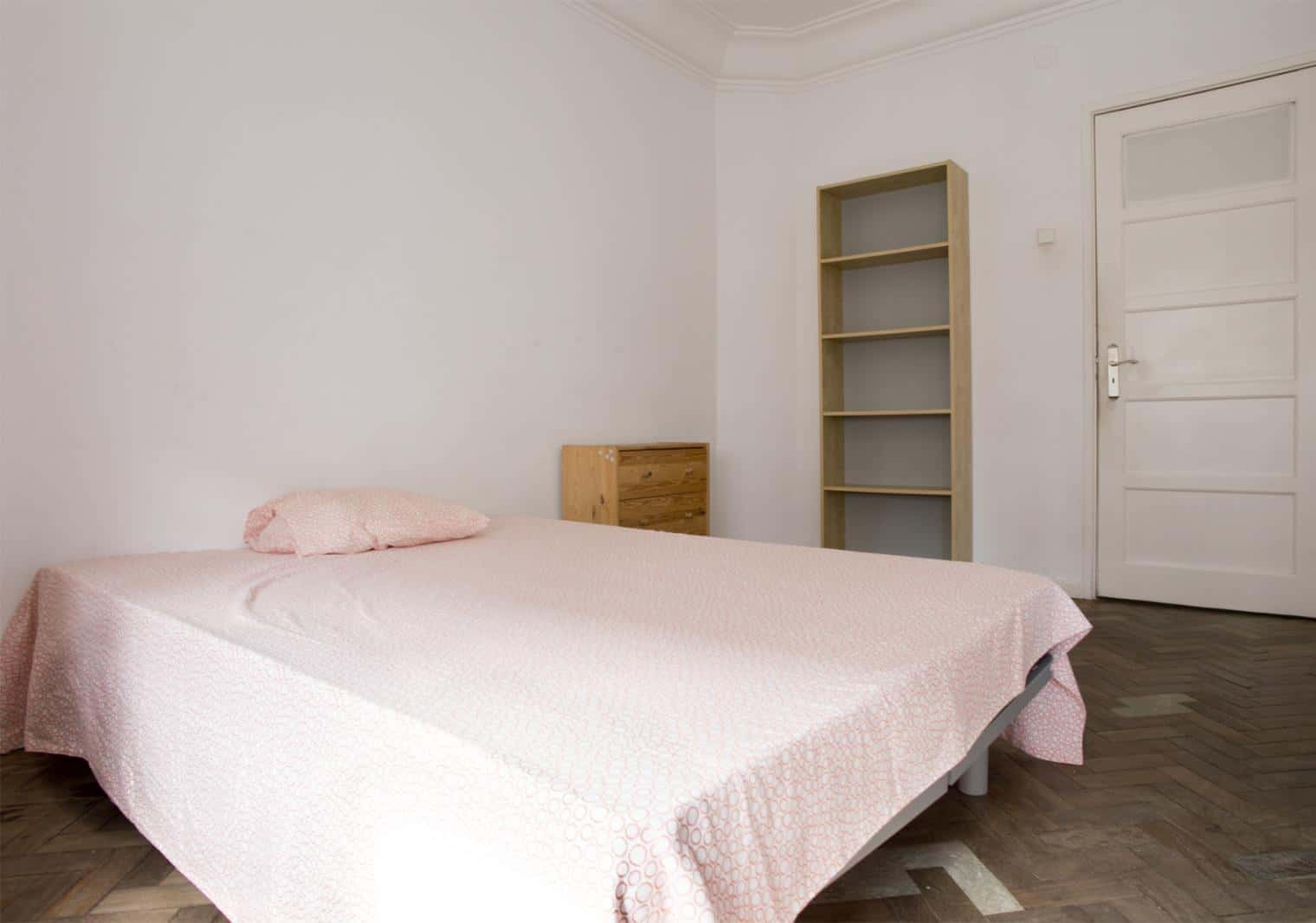 Bright Double Room 4 with Desk & Natural Light in São Jorge de Arroios, lisboa – photo 4 of 12