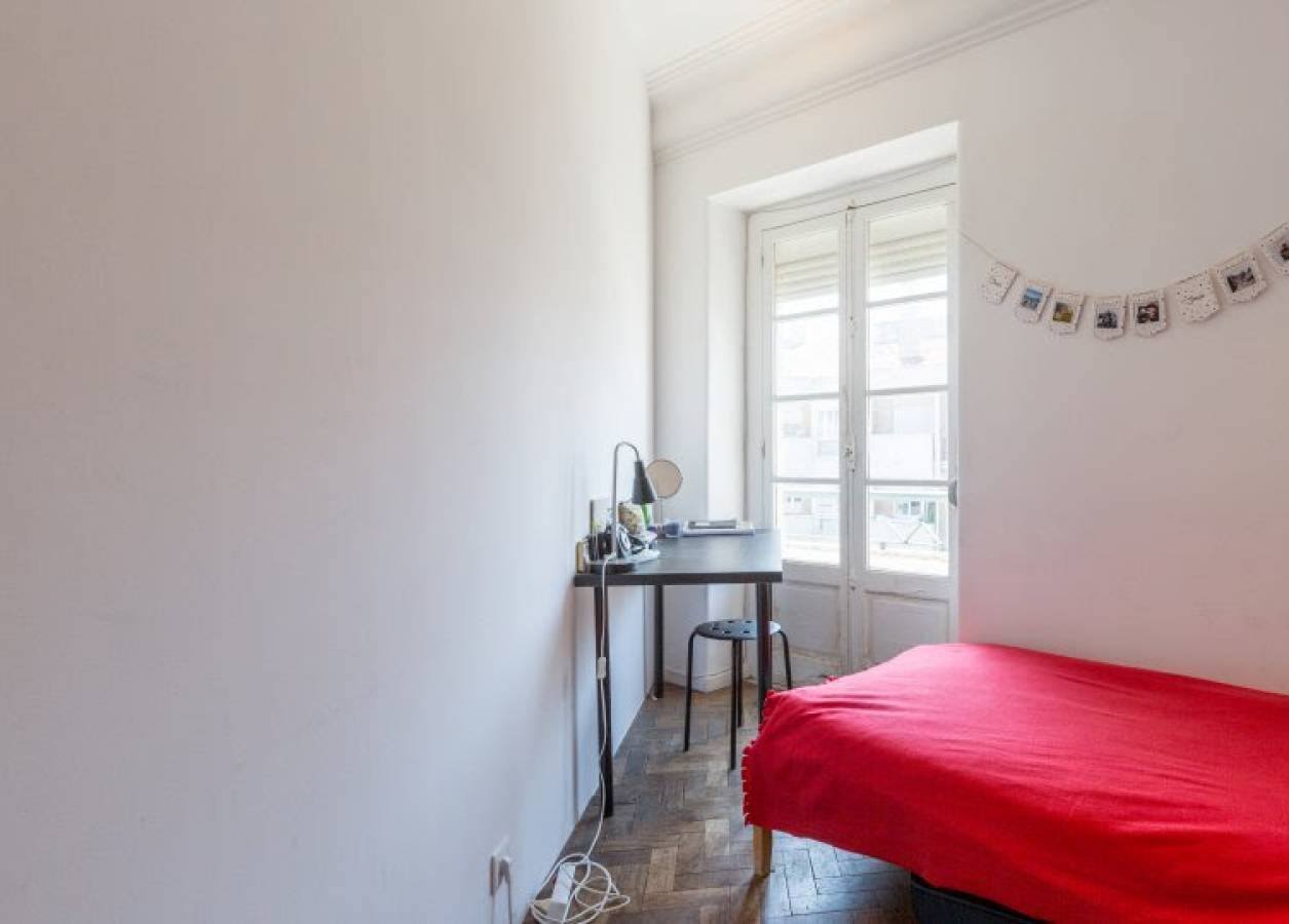 Cozy Single Room 2 with Desk & Natural Light in São Jorge de Arroios, lisboa – photo 3 of 11