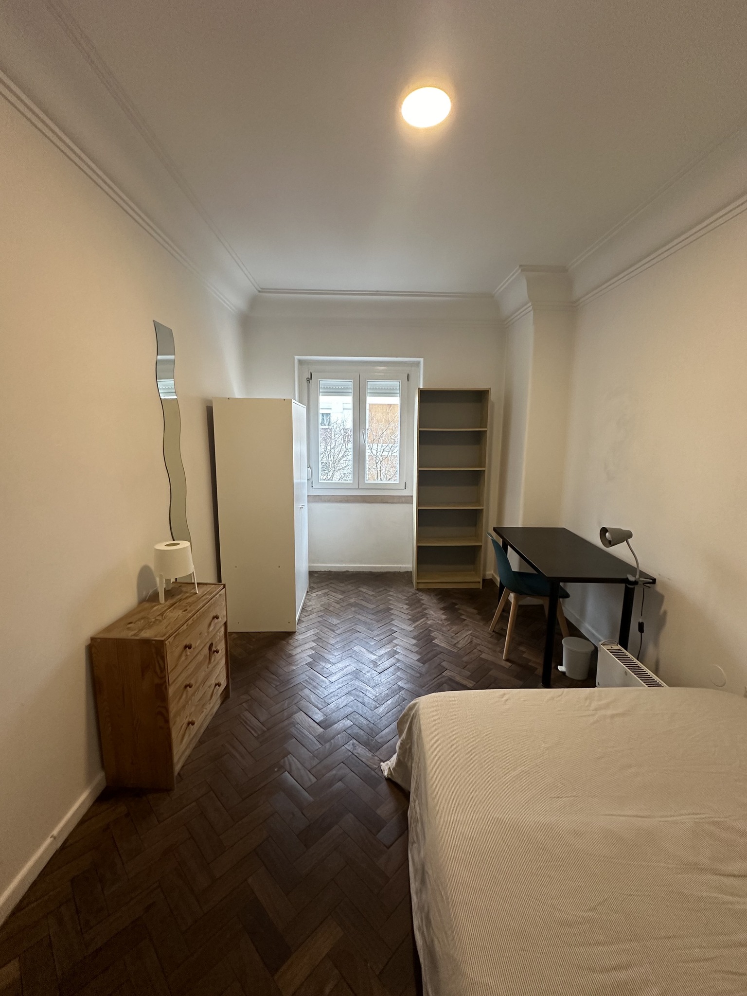 Light-Filled Double Room 5 with Desk & Wardrobe in São Jorge de Arroios, lisboa – photo 2 of 13
