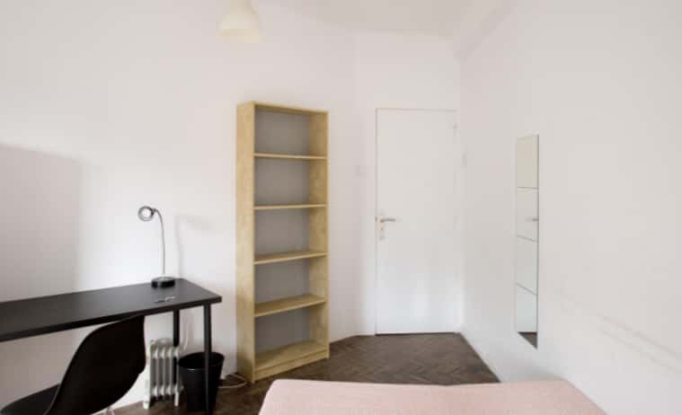 Sunny Double Room 3 with Balcony & Desk em São Jorge de Arroios, lisboa – foto 4 de 13