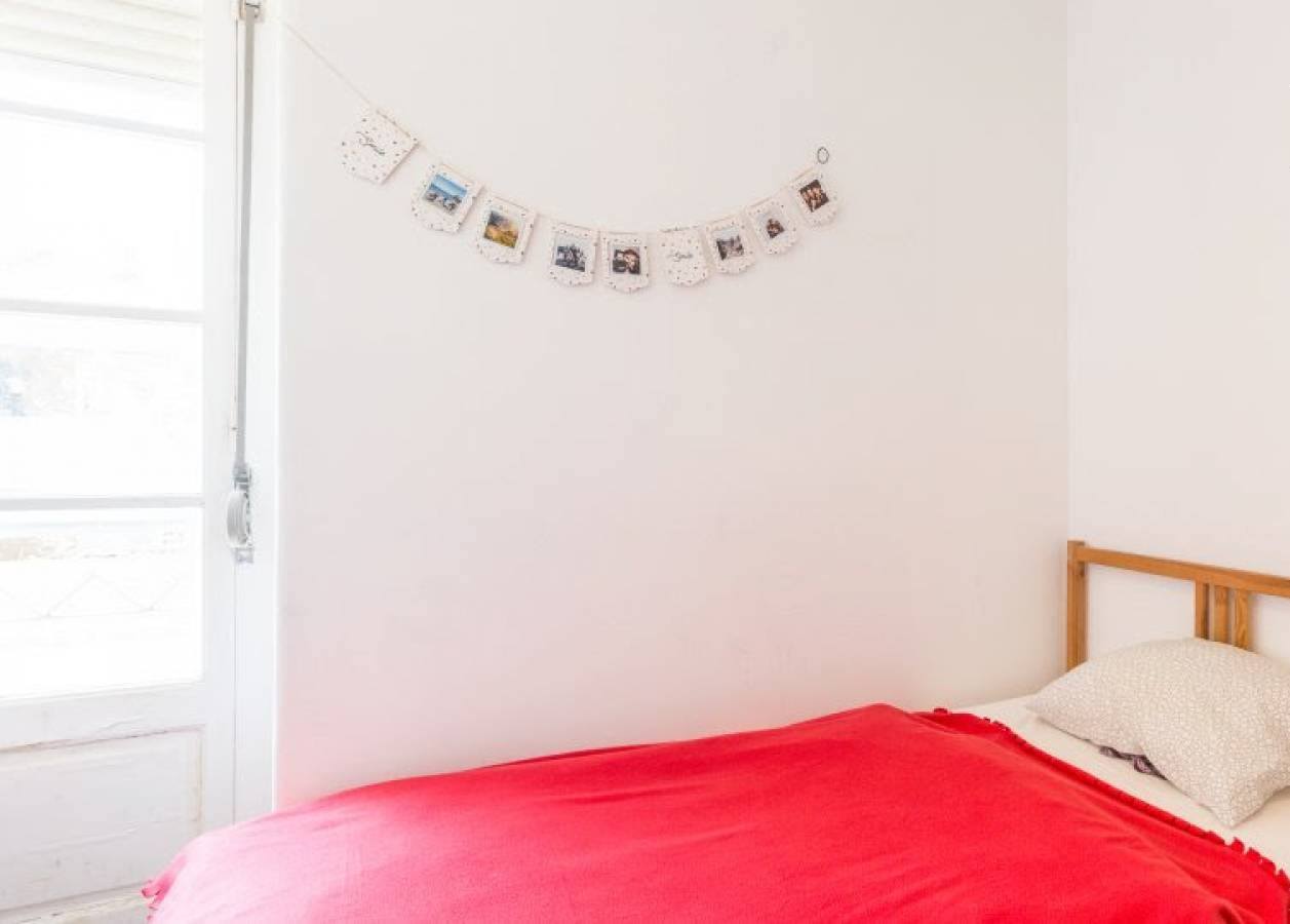 Cozy Single Room 2 with Desk & Natural Light in São Jorge de Arroios, lisboa – photo 2 of 11