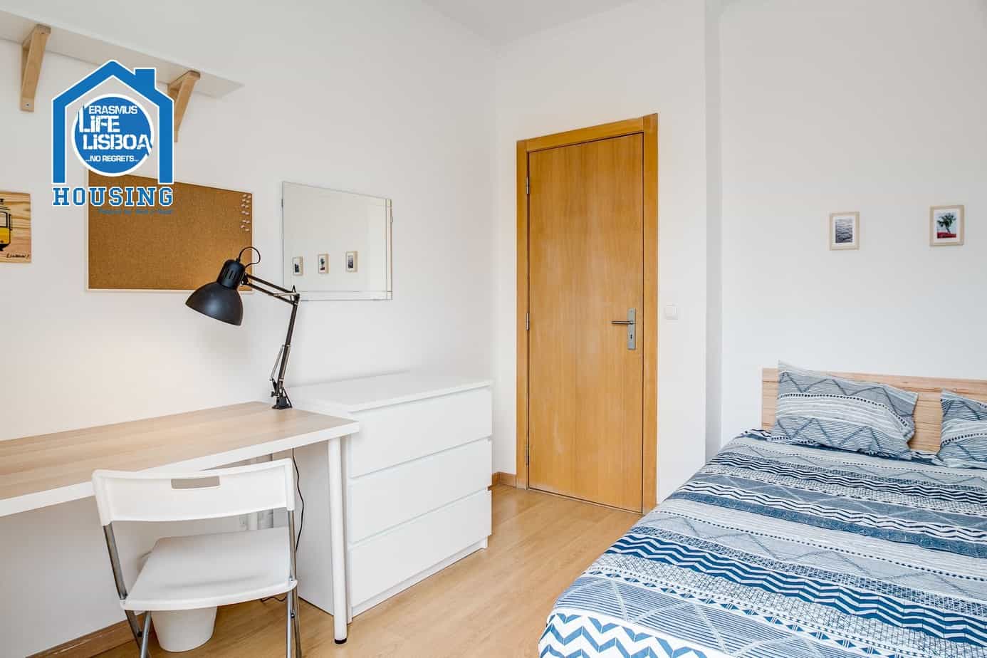 Bright Double Room 4 with Natural Light & Study Space em Arroios, lisboa – foto 3 de 16