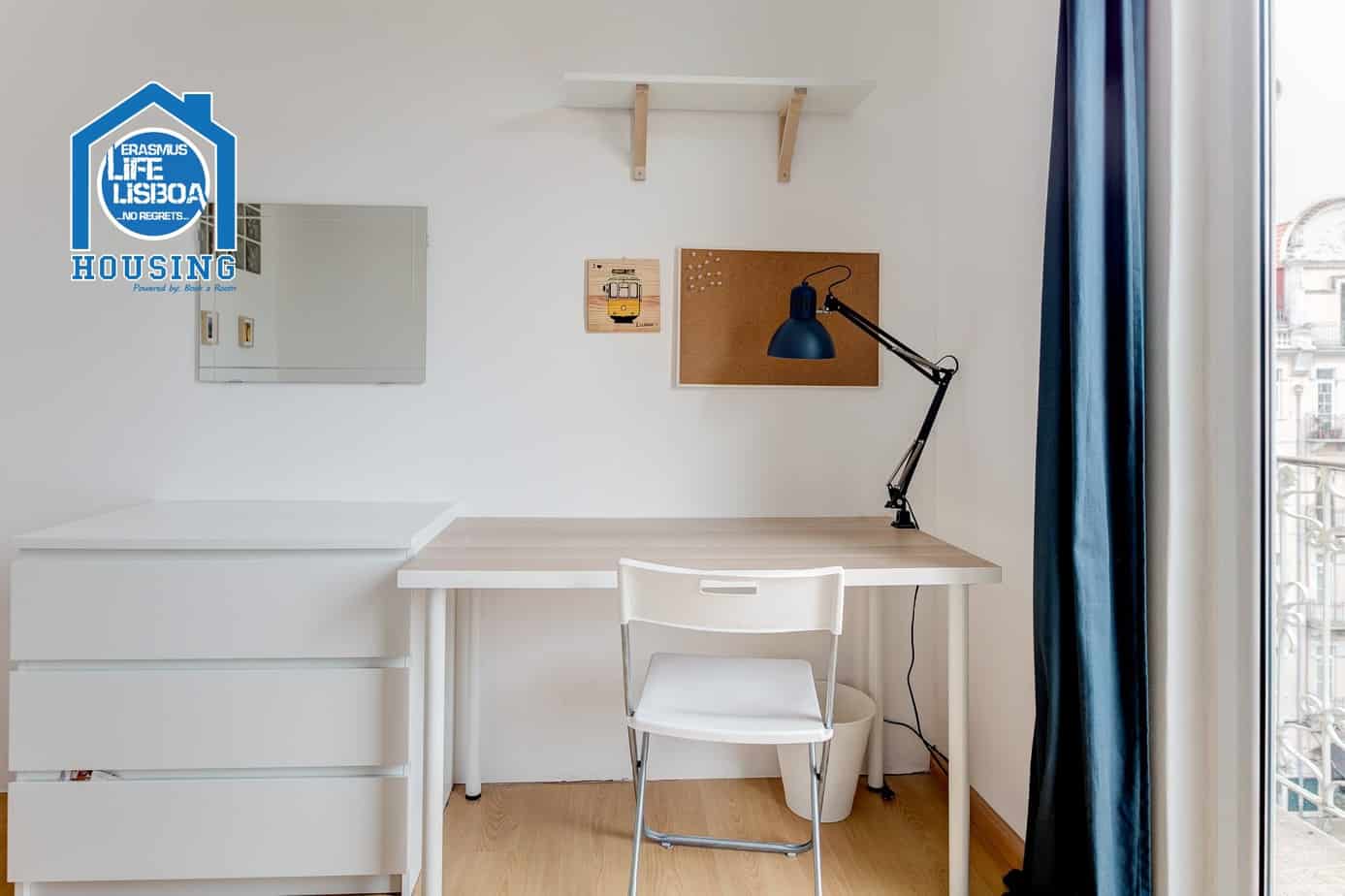 Sunny Double-Bed Room 3 with Large Window em lisboa – foto 1 de 5