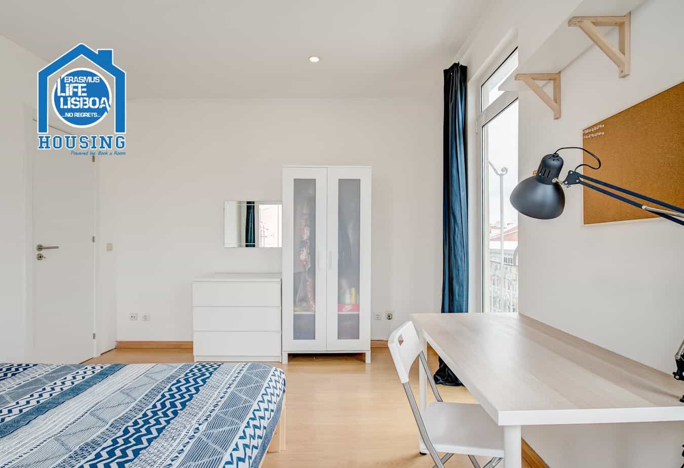 Bright Room 2 with Large Window & Private Balcony em Arroios, lisboa – foto 3 de 18