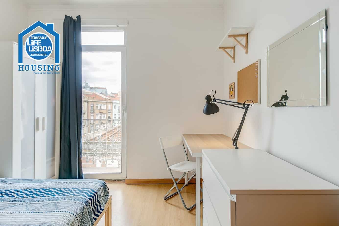 Bright Double Room 4 with Natural Light & Study Space em Arroios, lisboa – foto 2 de 16