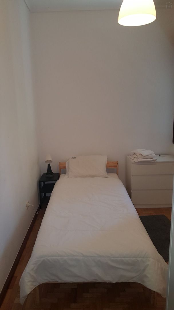 Room 5 - Quarto-sala em porto – foto 1 de 3