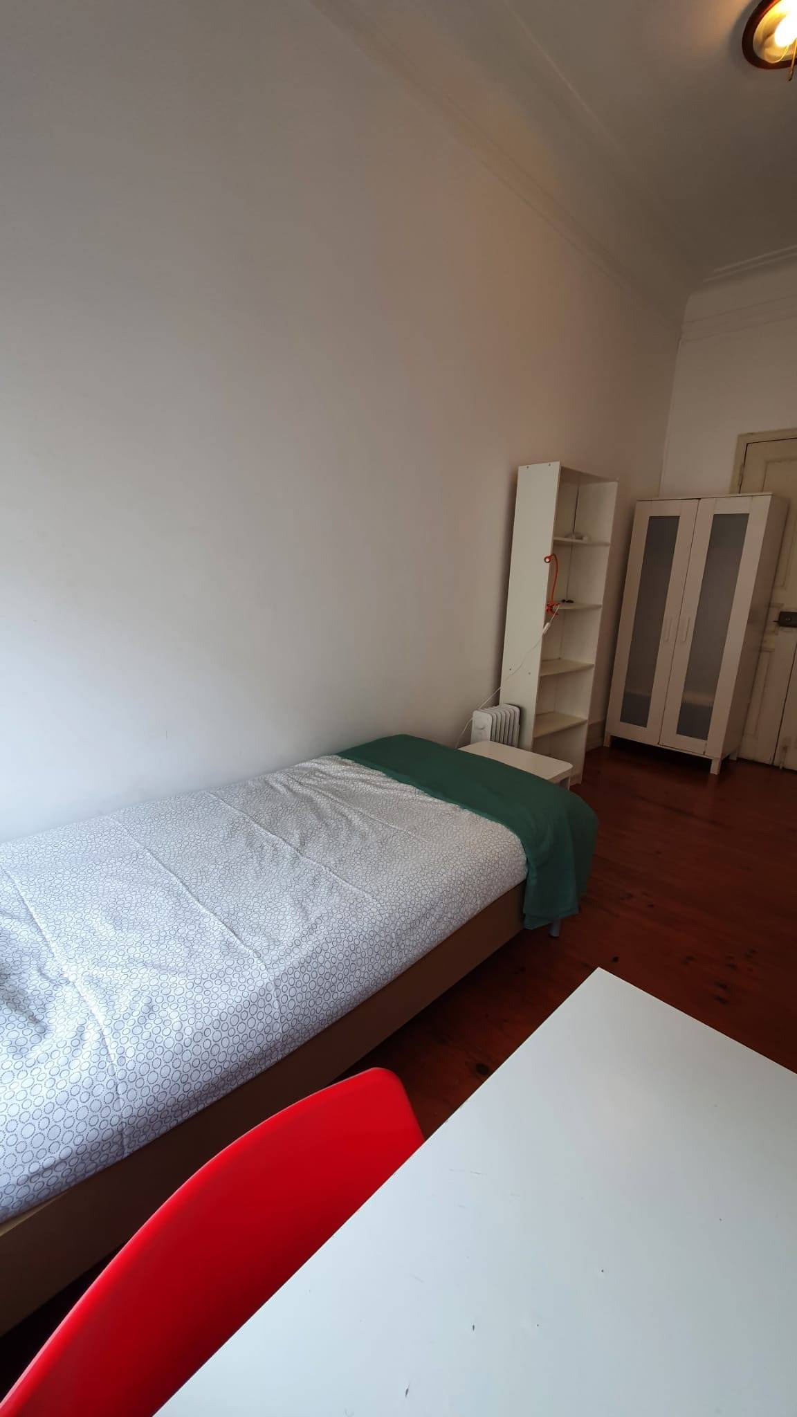 Bright Room 1 with Natural Light & Desk em Areeiro, lisboa – foto 2 de 13