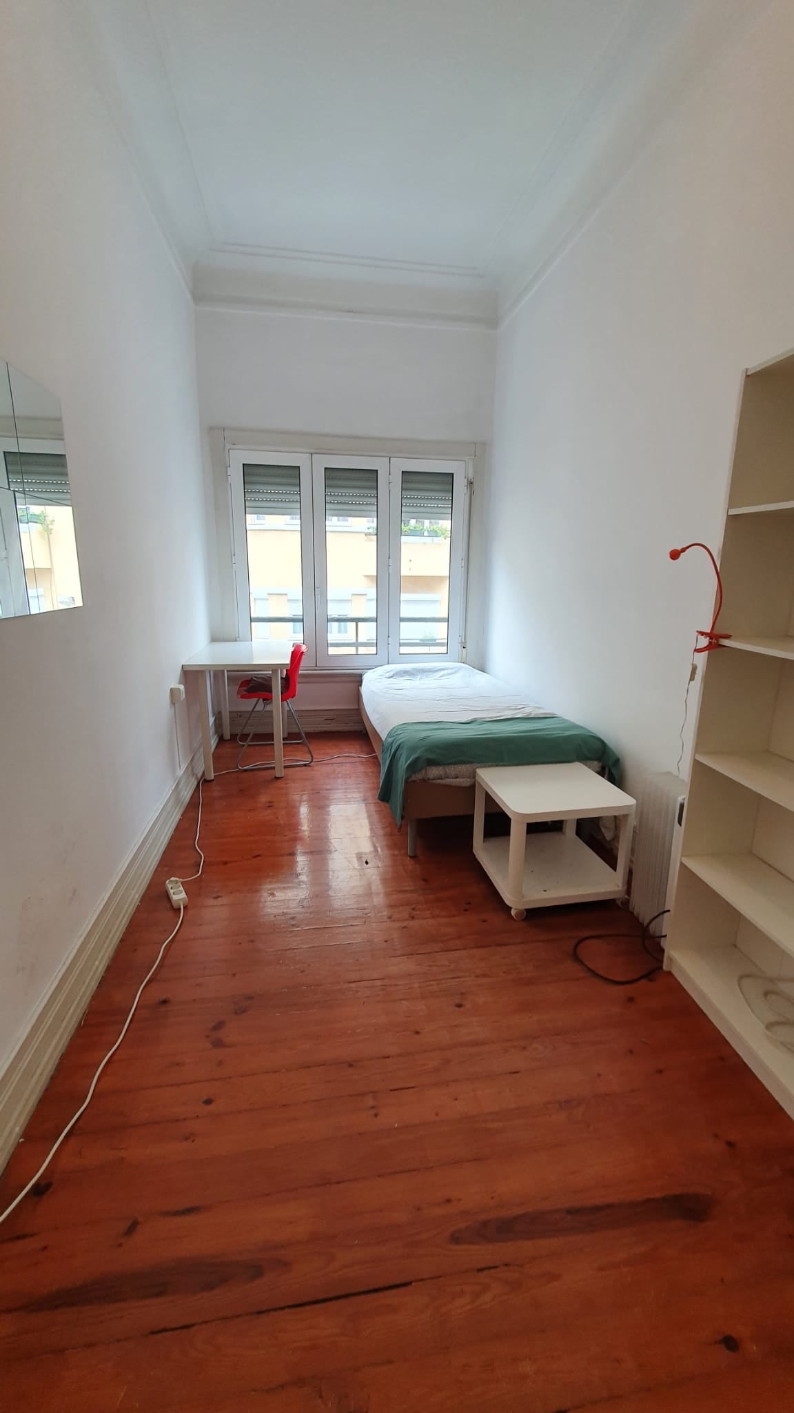 Bright Room 1 with Natural Light & Desk em Areeiro, lisboa – foto 3 de 13