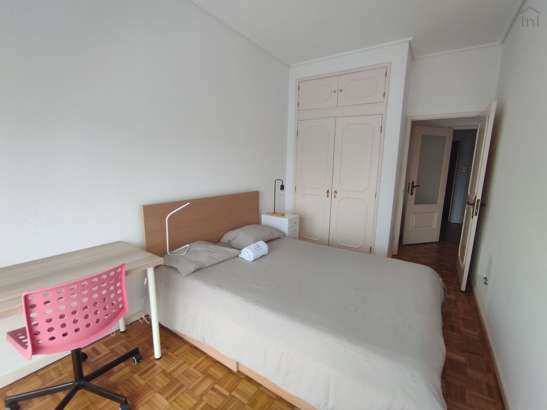 Room 4- Quarto Vermelho in Cedofeita, porto – photo 5 of 31