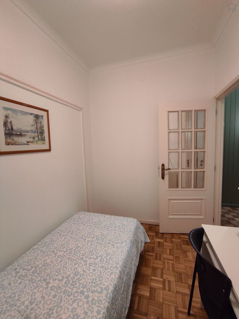 Room 2 - Quarto Sala em Cedofeita, porto – foto 2 de 27