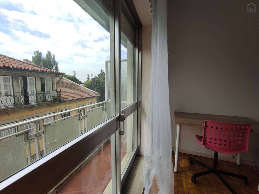 Room 4- Quarto Vermelho in Cedofeita, porto – photo 2 of 31