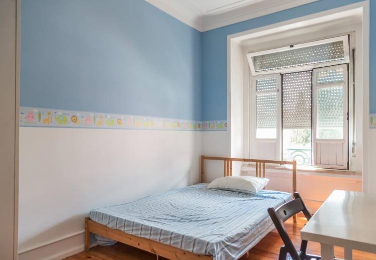 Charming Double-Bed Room 1 with Natural Light em Areeiro, lisboa – foto 2 de 14