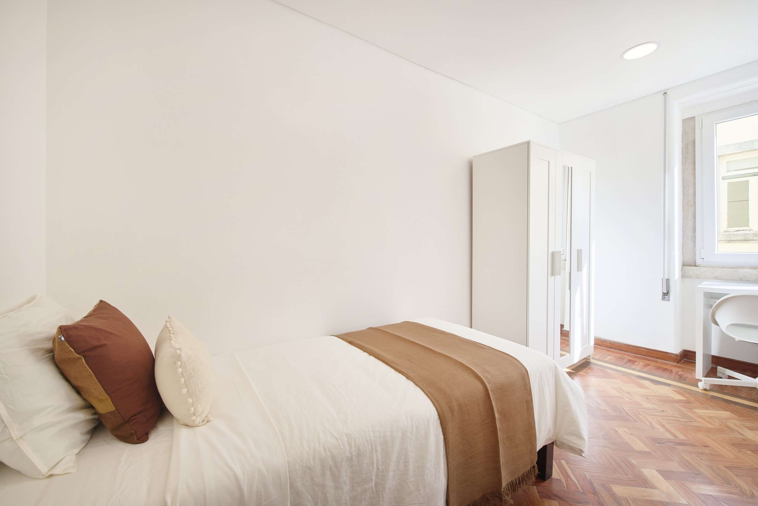 Functional Room 5 with Window & Storage em Avenidas Novas, lisboa – foto 3 de 15