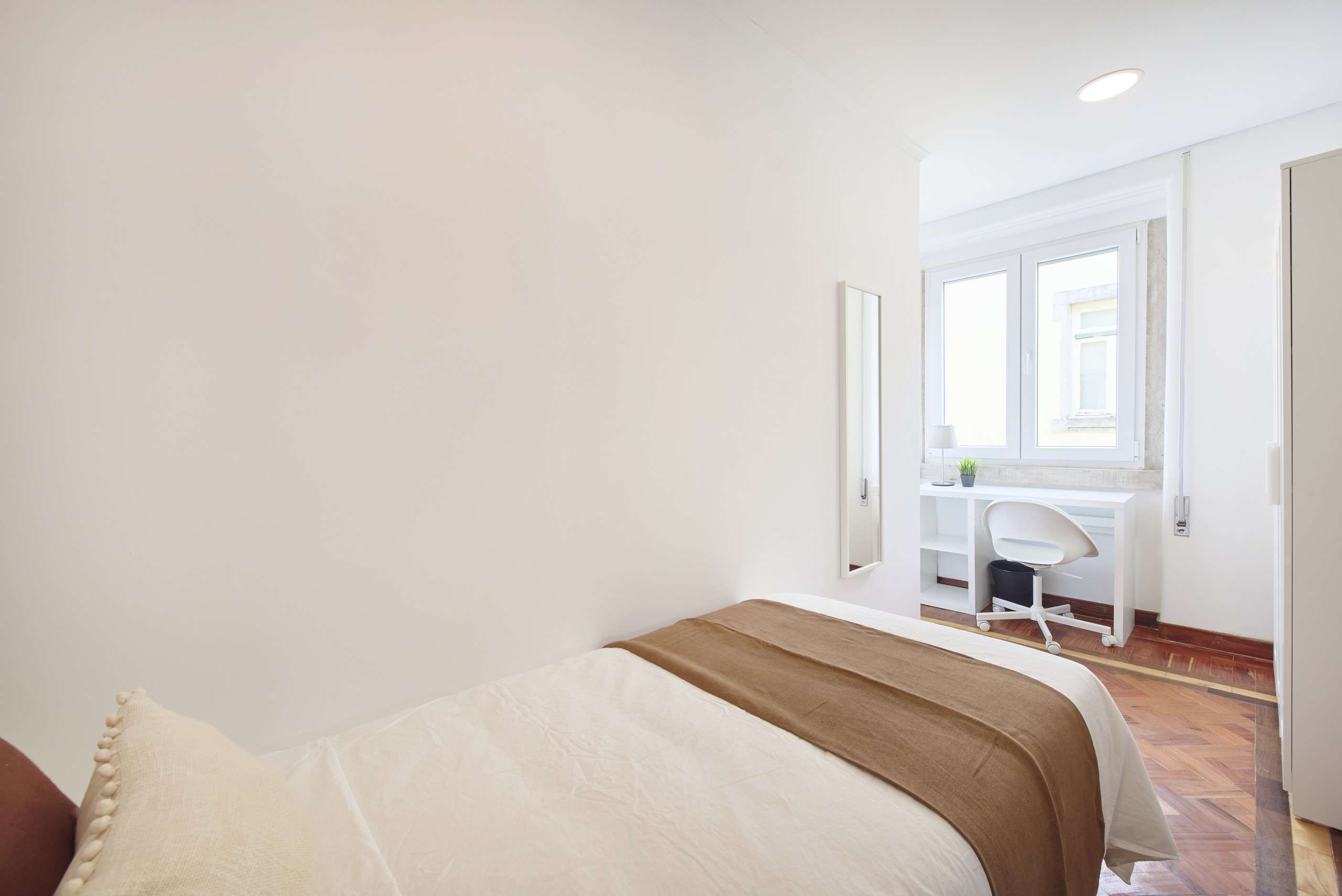 Sunlit Room 7 Desk & Storage em Avenidas Novas, lisboa – foto 2 de 15