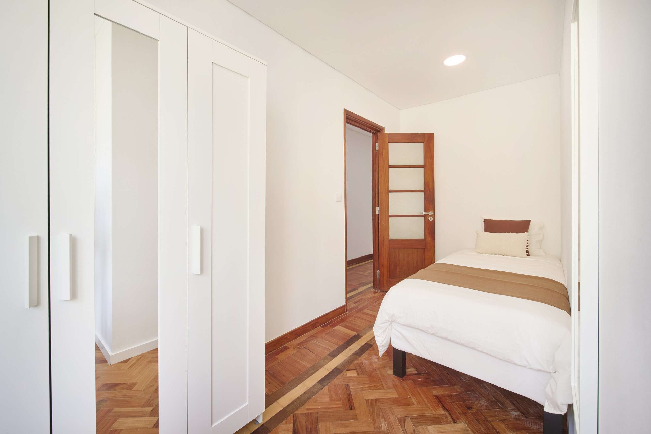Sunlit Room 7 Desk & Storage em Avenidas Novas, lisboa – foto 3 de 15