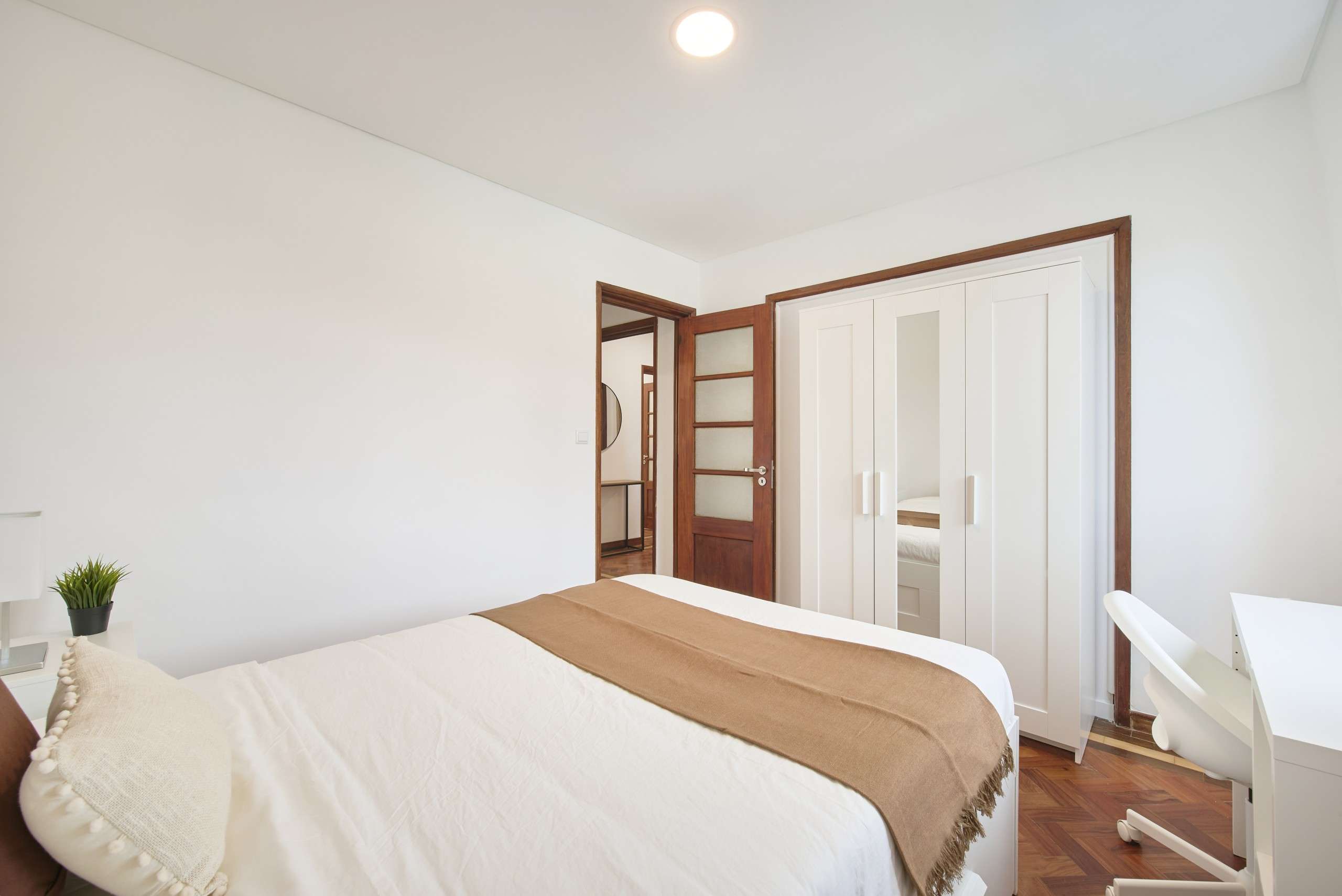 Bright Double Room 2 with Desk & Wardrobe em lisboa – foto 1 de 3