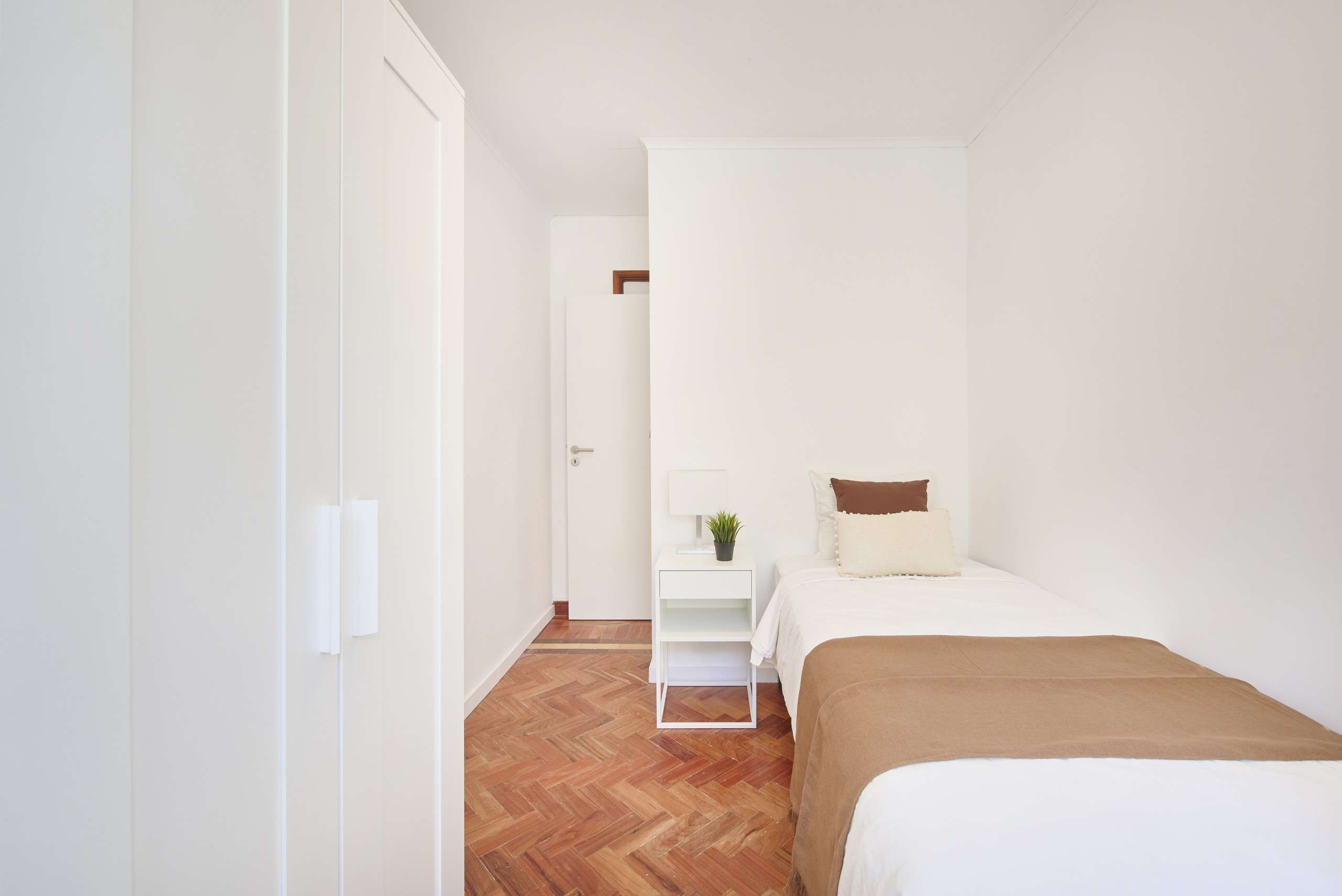 Bright Room 6 with Desk & Window em Avenidas Novas, lisboa – foto 2 de 15