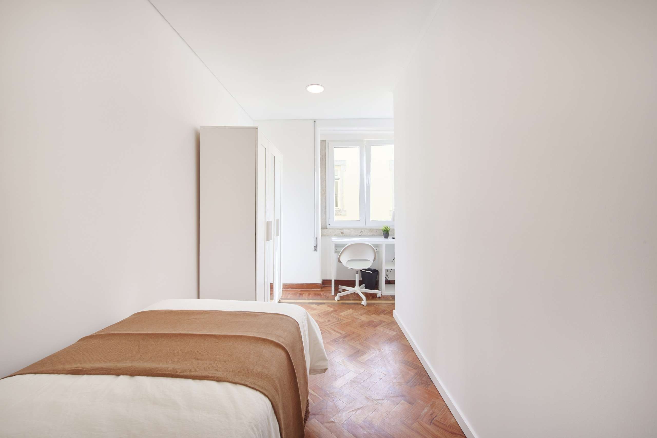 Functional Room 5 with Window & Storage em Avenidas Novas, lisboa – foto 2 de 15