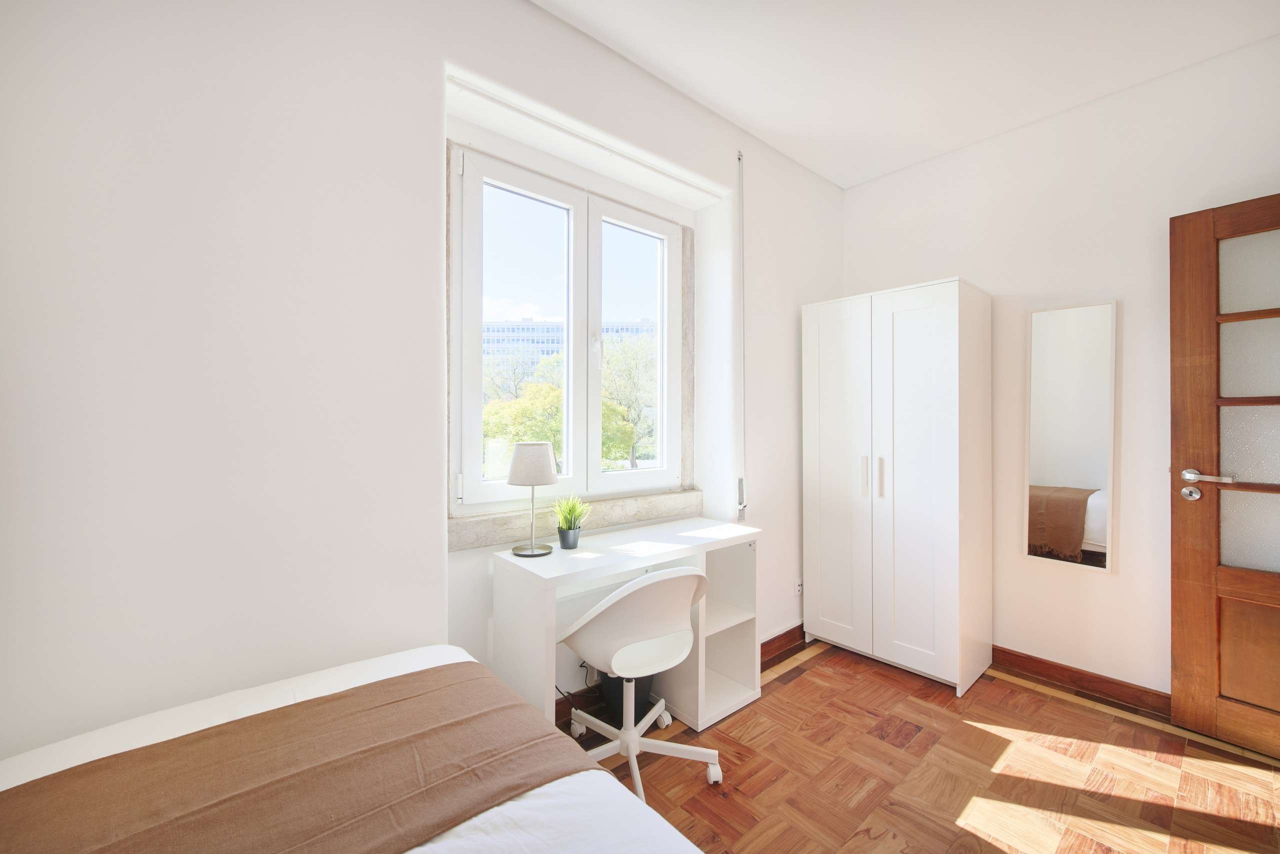 Sunny Room 9 with Desk & Double Bed em Avenidas Novas, lisboa – foto 3 de 17