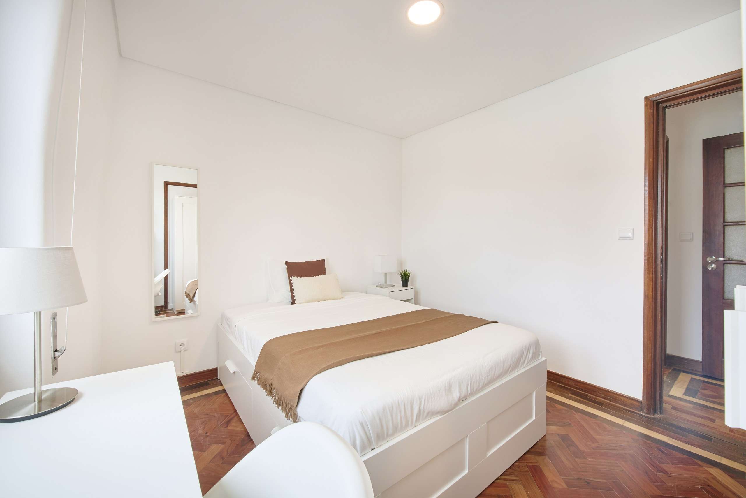 Bright Double Room 2 with Desk & Wardrobe em Avenidas Novas, lisboa – foto 2 de 15
