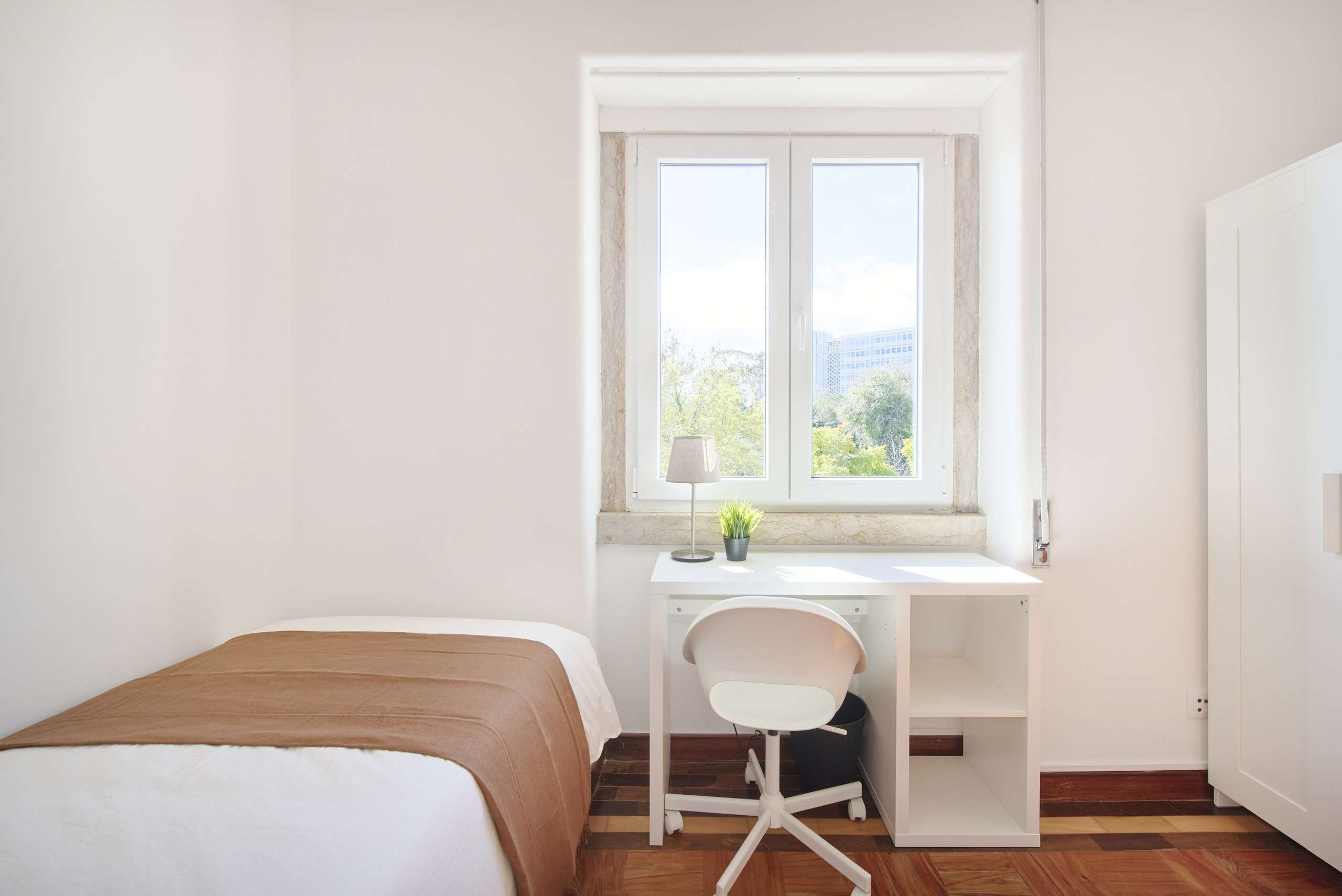 Sunny Room 9 with Desk & Double Bed em Avenidas Novas, lisboa – foto 2 de 17