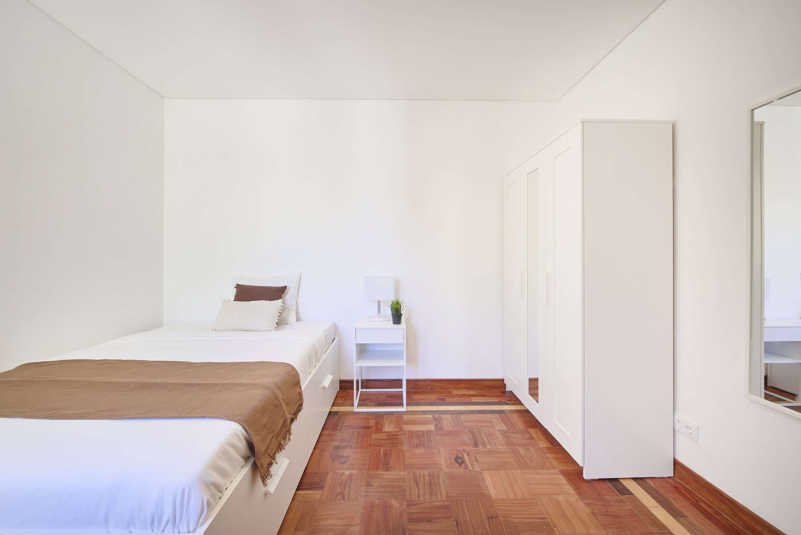 Sunny Double Room 8 with Wardrobe em Avenidas Novas, lisboa – foto 2 de 15