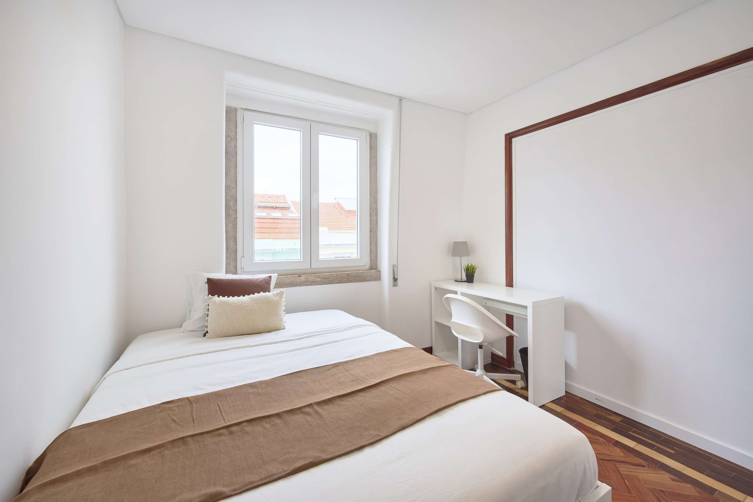 Sunny Double Room 1 with Desk & Window em lisboa – foto 1 de 3