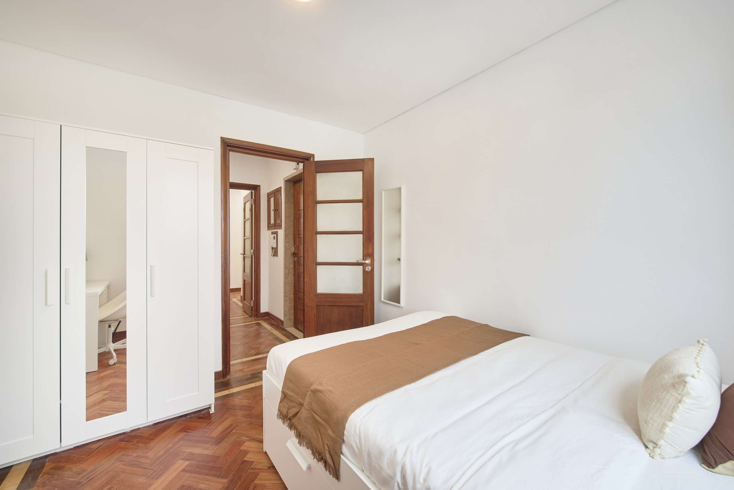 Sunny Double Room 1 with Desk & Window em Avenidas Novas, lisboa – foto 2 de 15