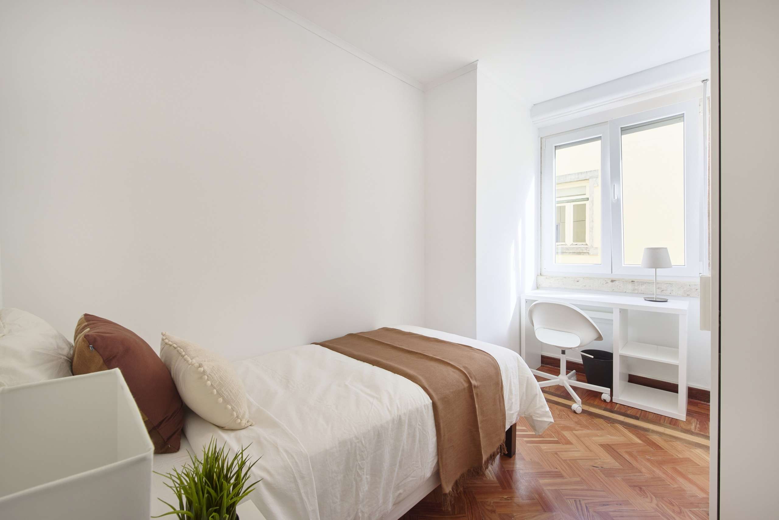 Bright Room 6 with Desk & Window em Avenidas Novas, lisboa – foto 3 de 15