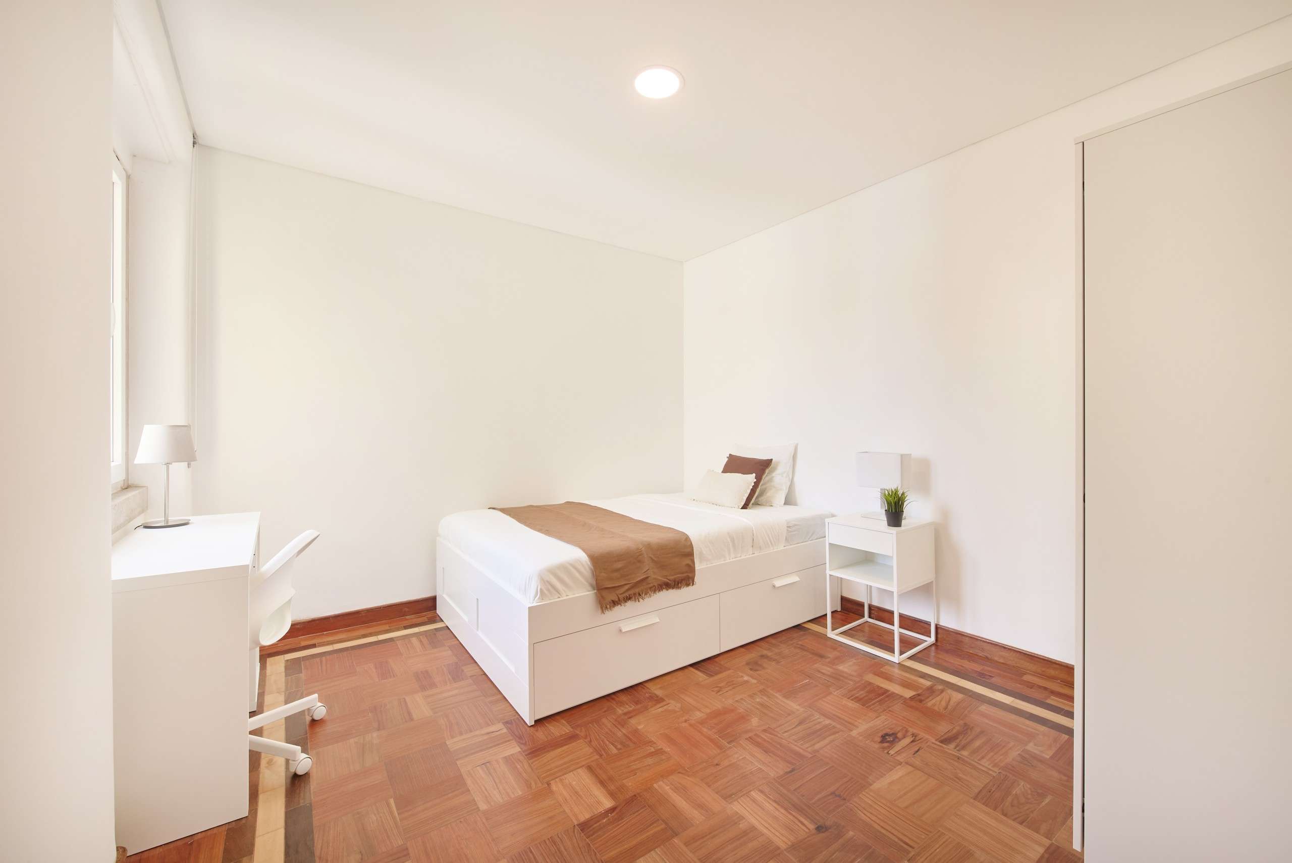 Sunny Double Room 8 with Wardrobe em Avenidas Novas, lisboa – foto 3 de 15