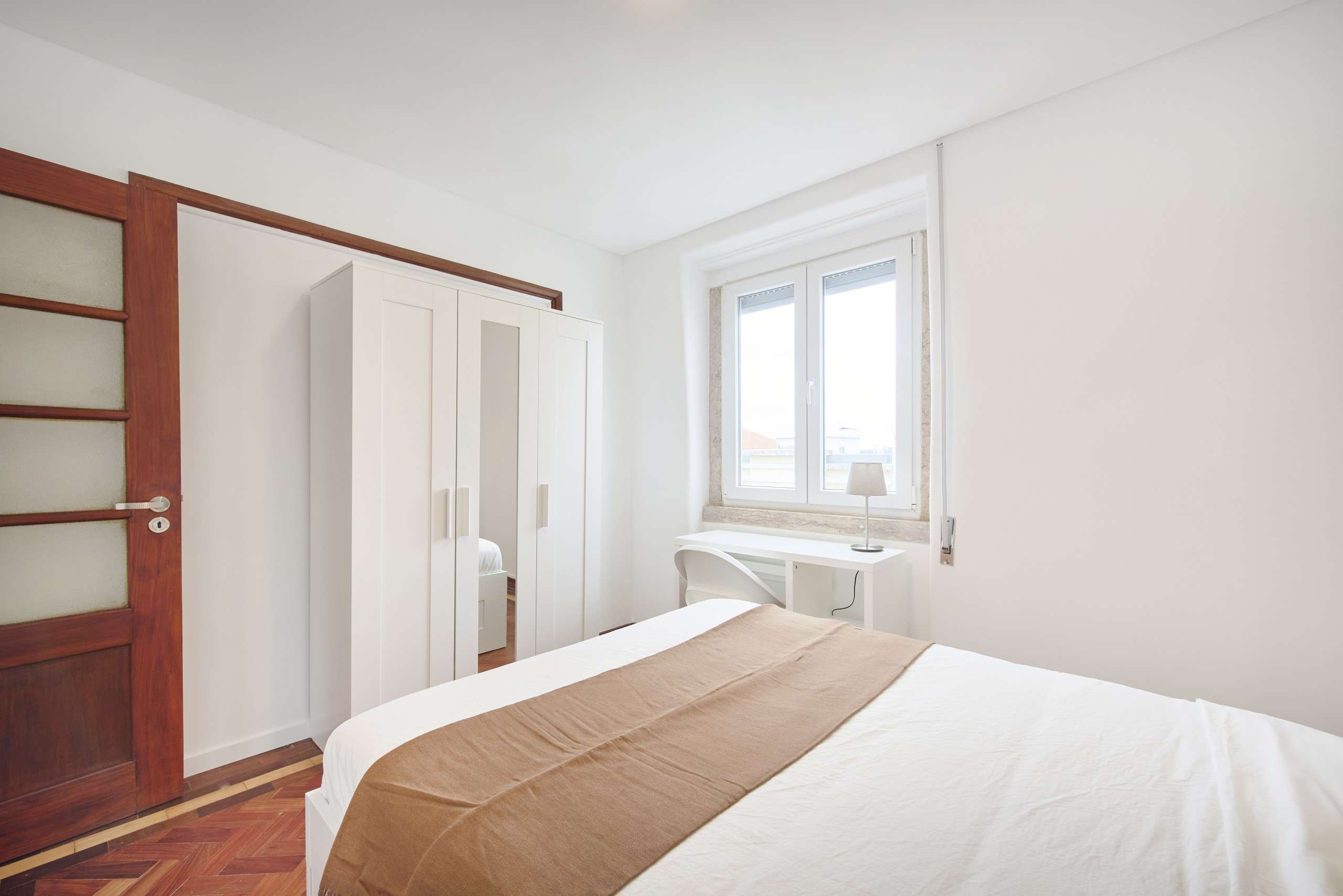Bright Double Room 2 with Desk & Wardrobe em Avenidas Novas, lisboa – foto 3 de 15