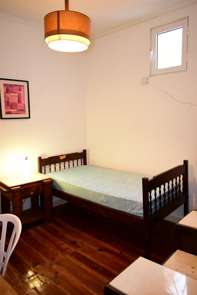 Bright Double Room 4 with Desk & Natural Light em lisboa – foto 1 de 3