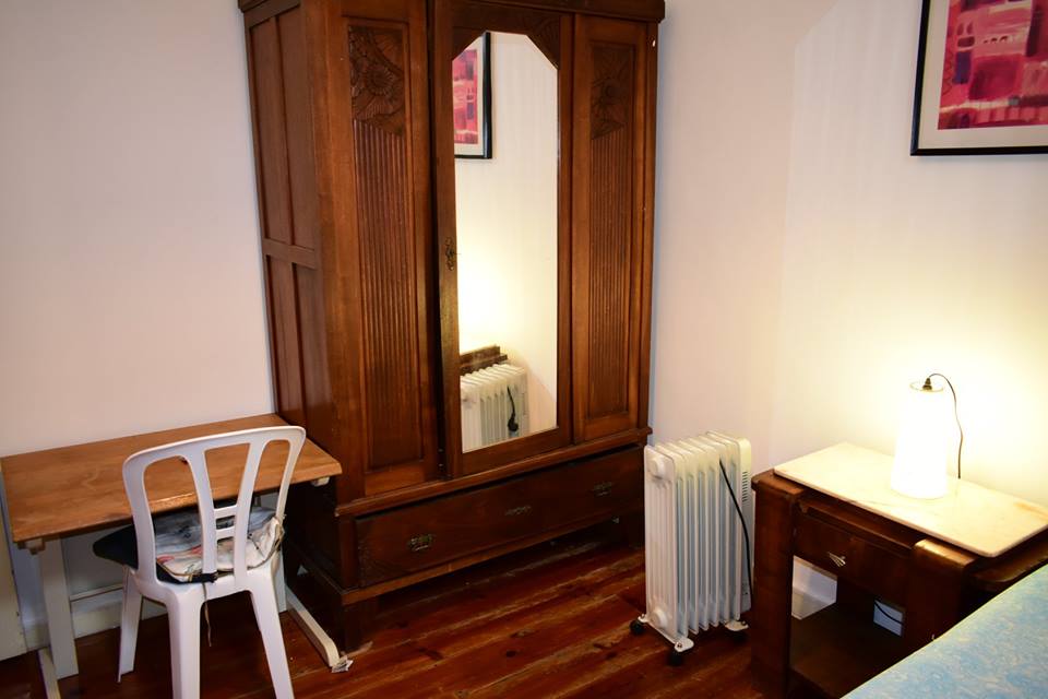 Bright Double Room 4 with Desk & Natural Light em Anjos, lisboa – foto 2 de 21