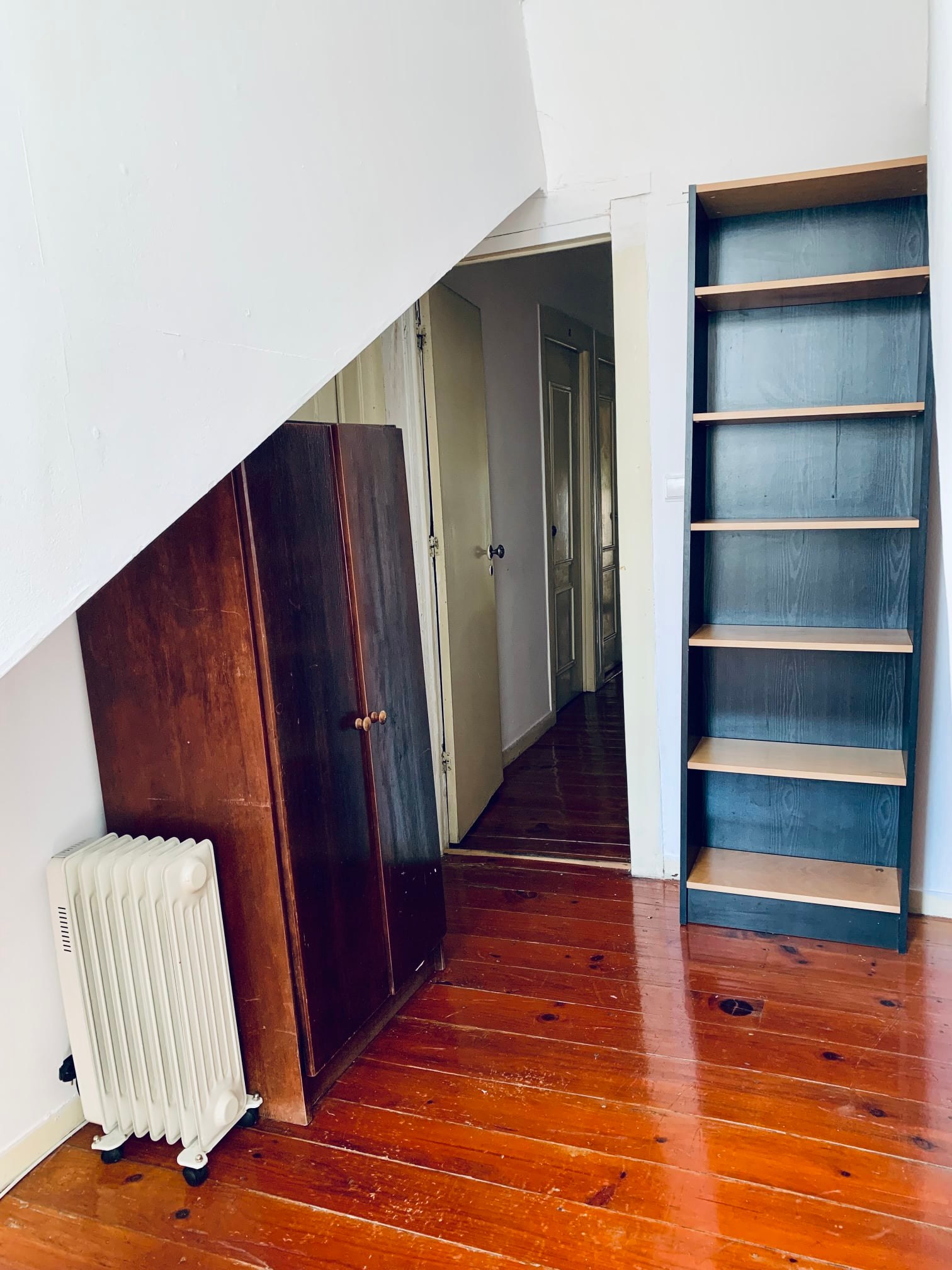 Light-Filled Double Room 1 with Desk & Natural Light em Anjos, lisboa – foto 2 de 21