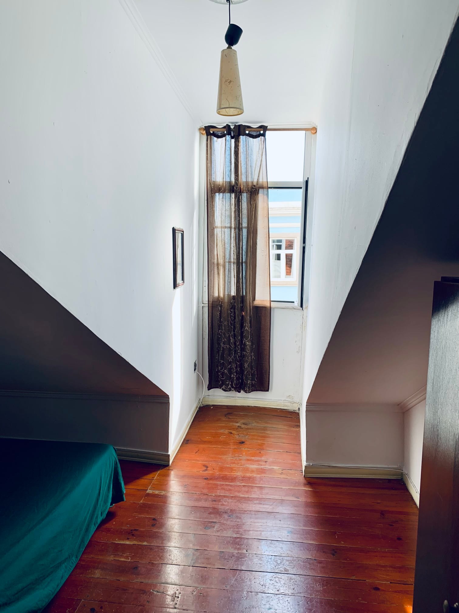 Light-Filled Double Room 1 with Desk & Natural Light em Anjos, lisboa – foto 3 de 21