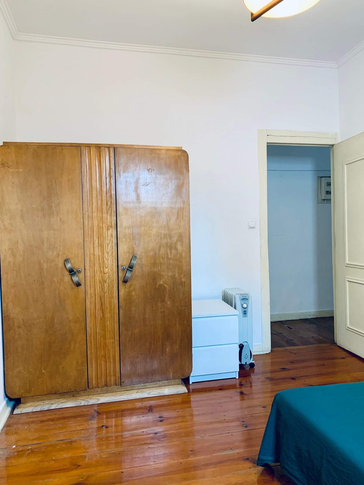 Comfortable Double Room 3 with Desk & Natural Light em Anjos, lisboa – foto 2 de 21