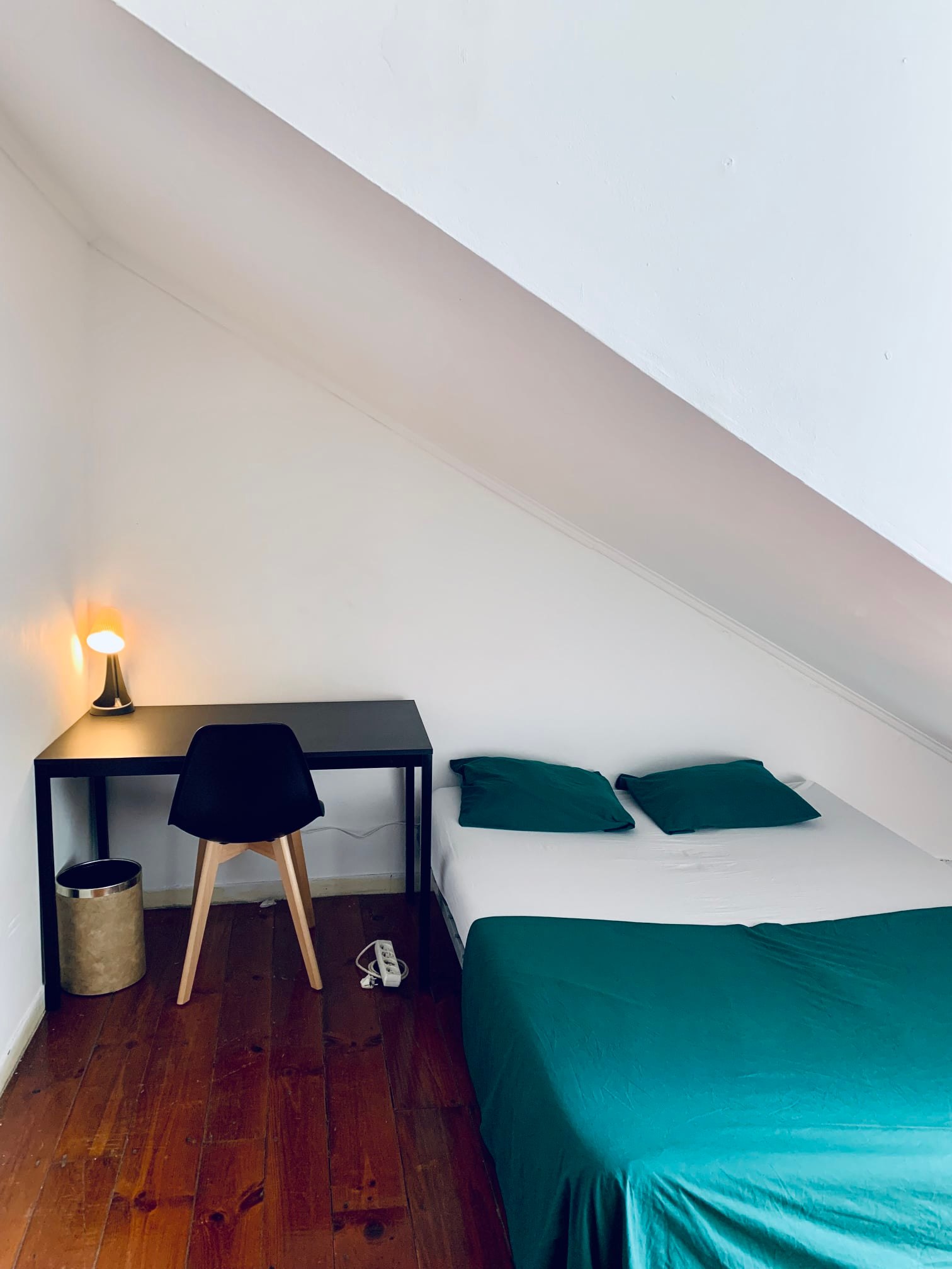 Light-Filled Double Room 1 with Desk & Natural Light em lisboa – foto 1 de 3
