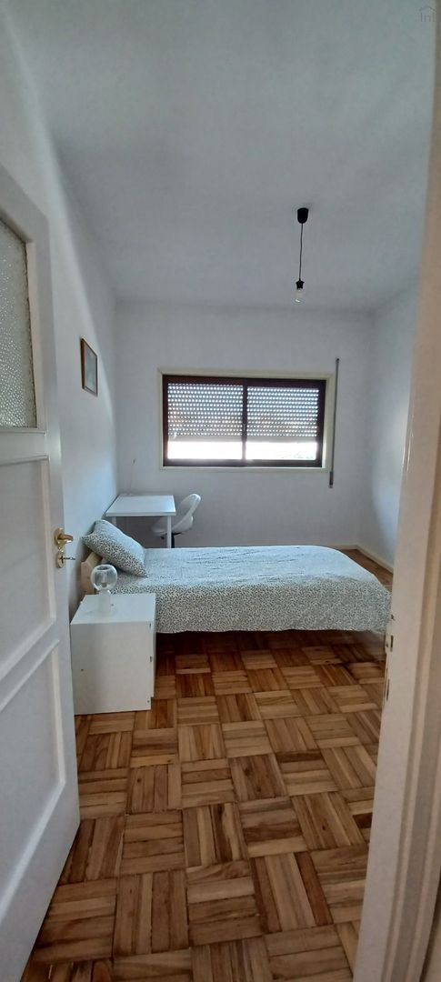 Room 2 - Quarto Casal in Lordelo do Ouro e Massarelos, porto – photo 2 of 31