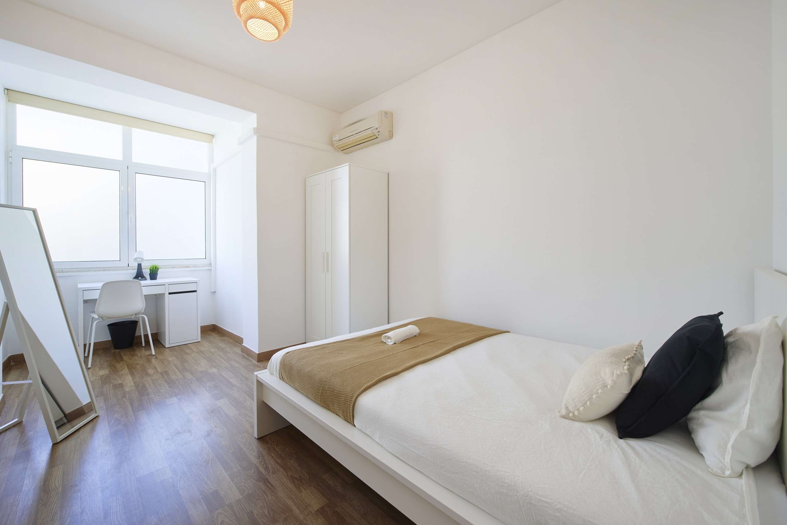 Productive Room 8 with Wardrobe & Desk in lisboa – photo 1 of 6
