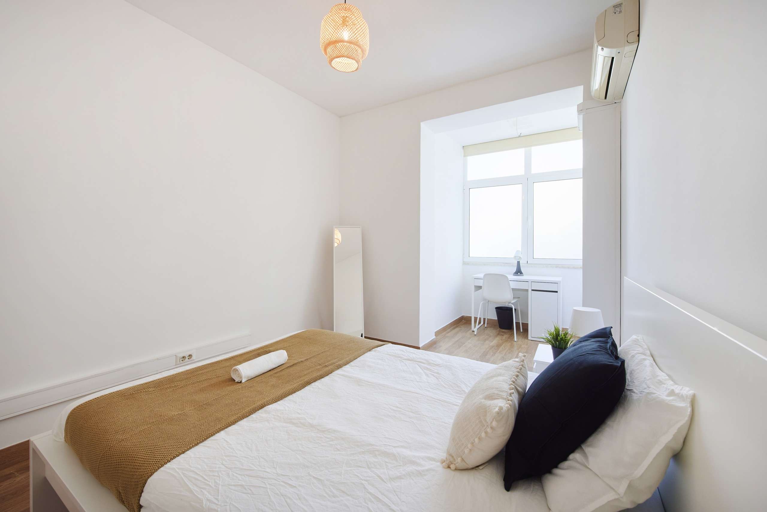 Equipped Room 9 with Desk & Wardrobe in Picoas, lisboa – photo 2 of 14