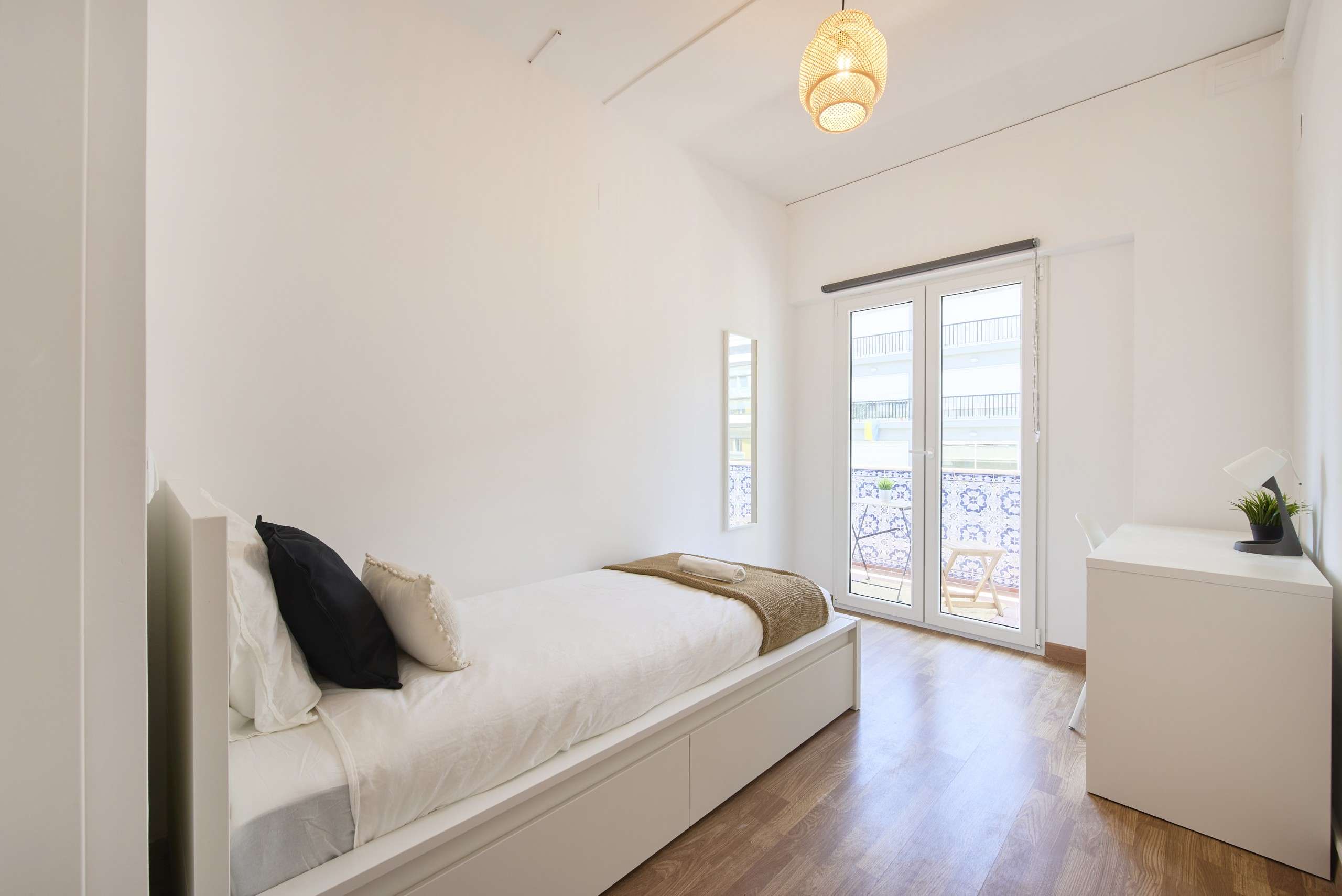 Sunny Room 2 - Bed & Study in Picoas, lisboa – photo 3 of 14