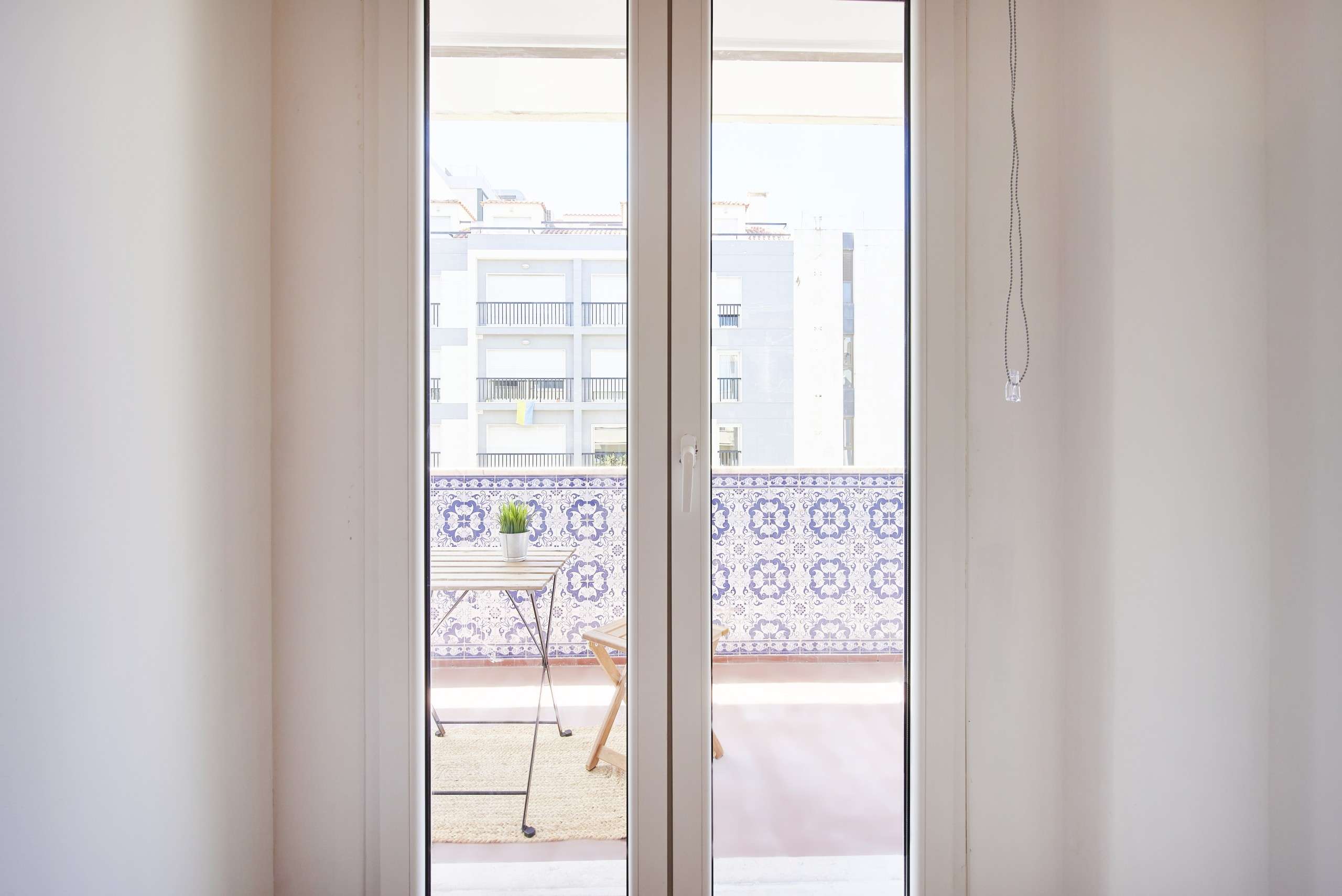 Sunlit Room 4 with Desk & Wardrobe in Picoas, lisboa – photo 5 of 14