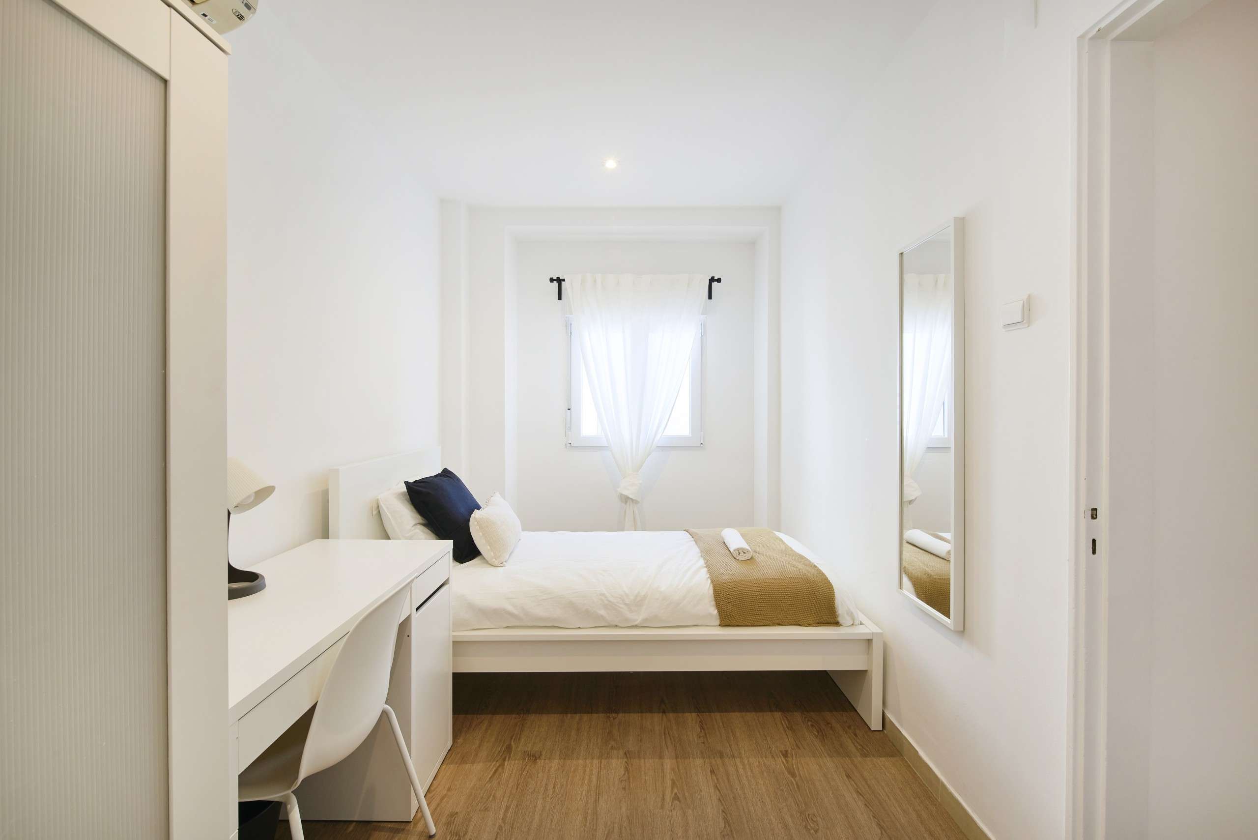 Sunny Single Room 1 with Desk & Window in Picoas, lisboa – photo 3 of 13