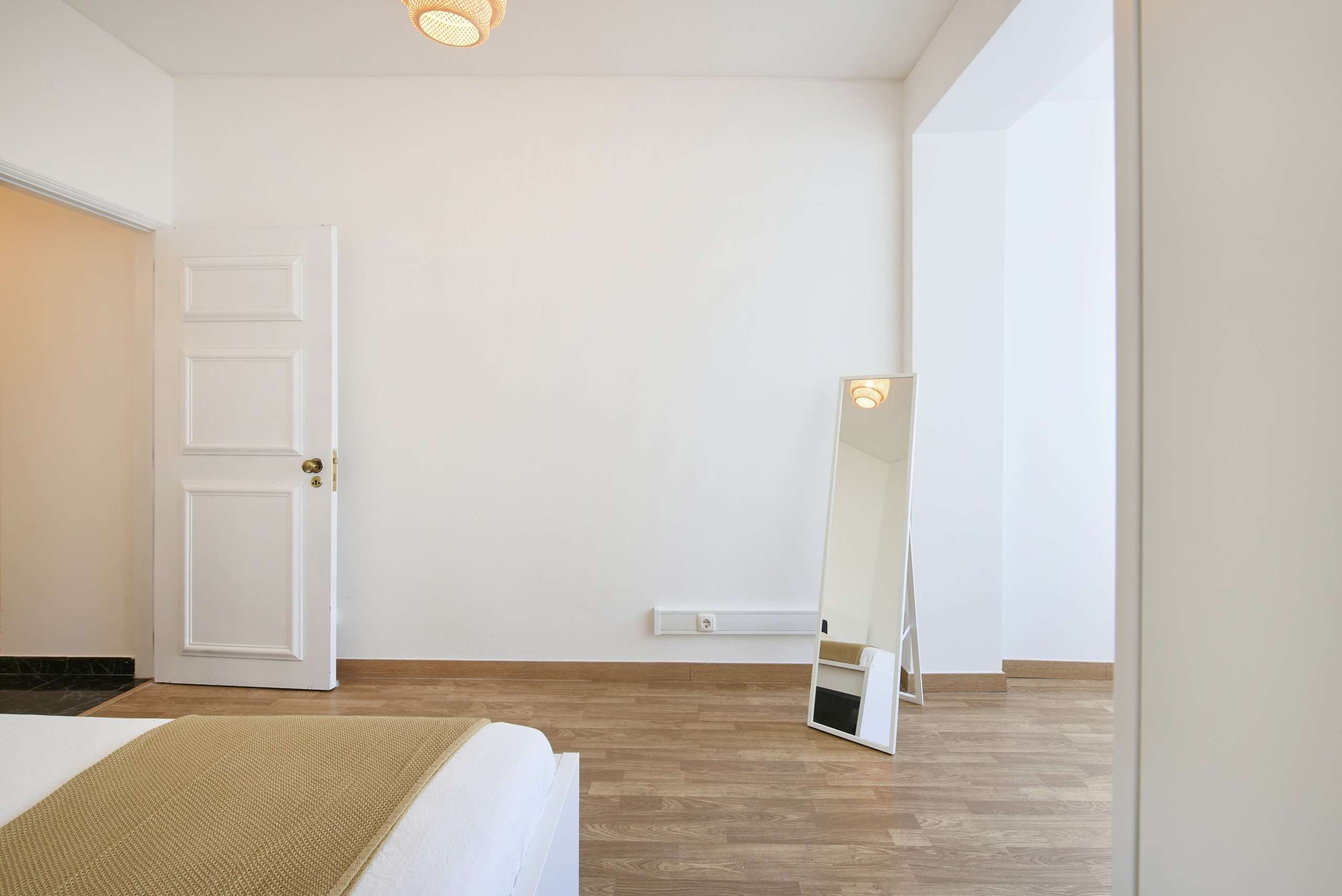 Productive Room 8 with Wardrobe & Desk in Picoas, lisboa – photo 4 of 15