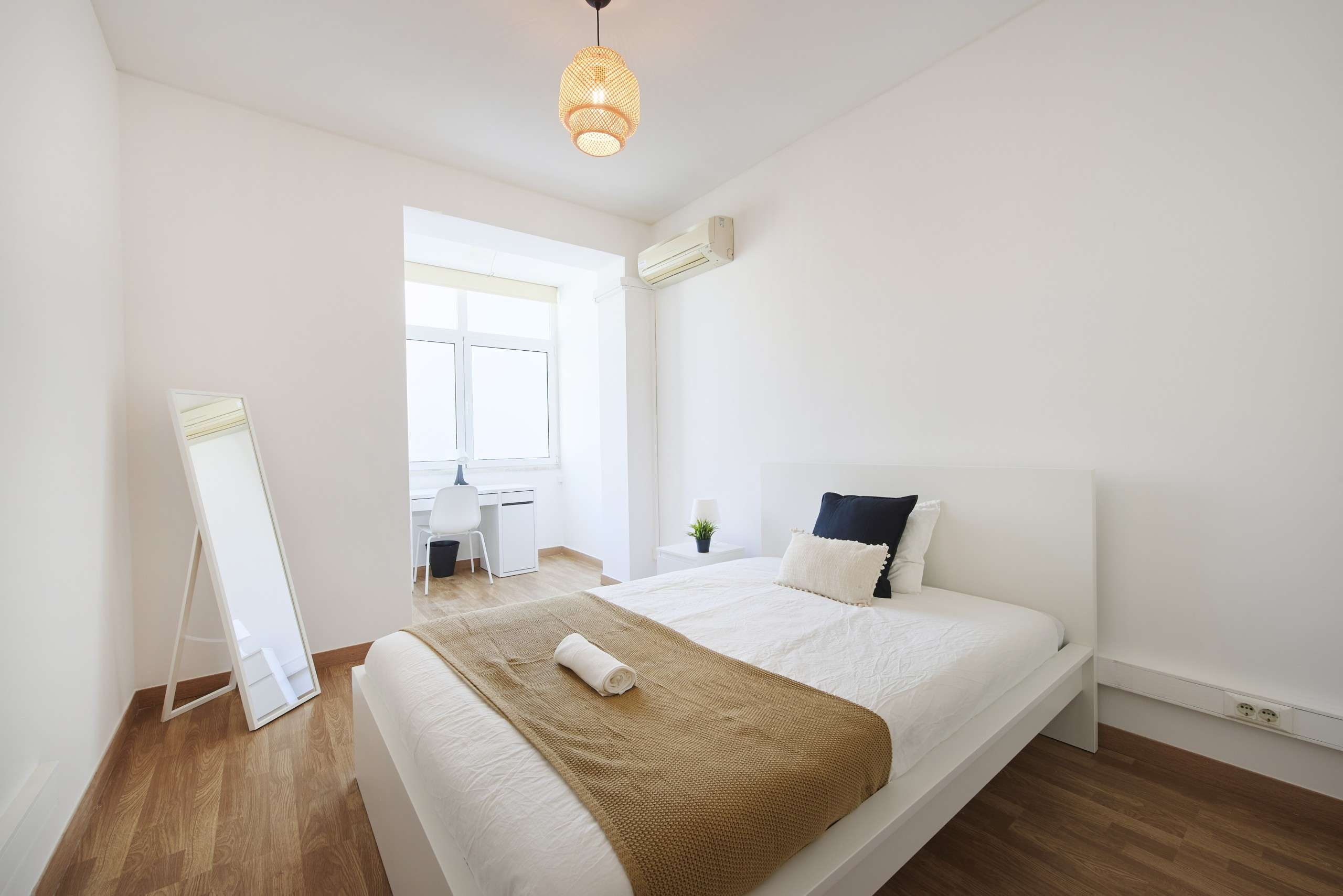 Equipped Room 9 with Desk & Wardrobe in lisboa – photo 1 of 5