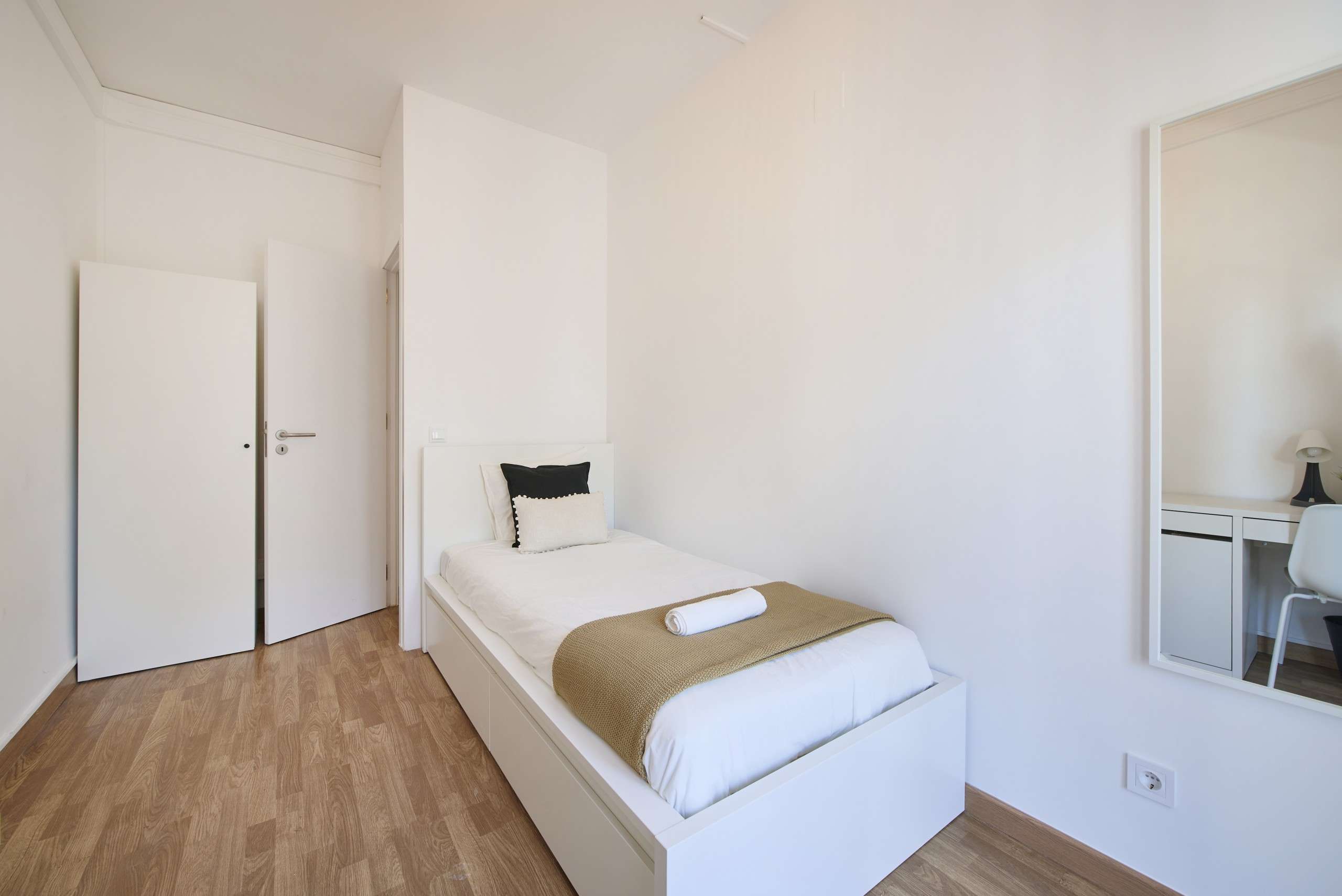 Sunny Room 2 - Bed & Study in Picoas, lisboa – photo 2 of 14