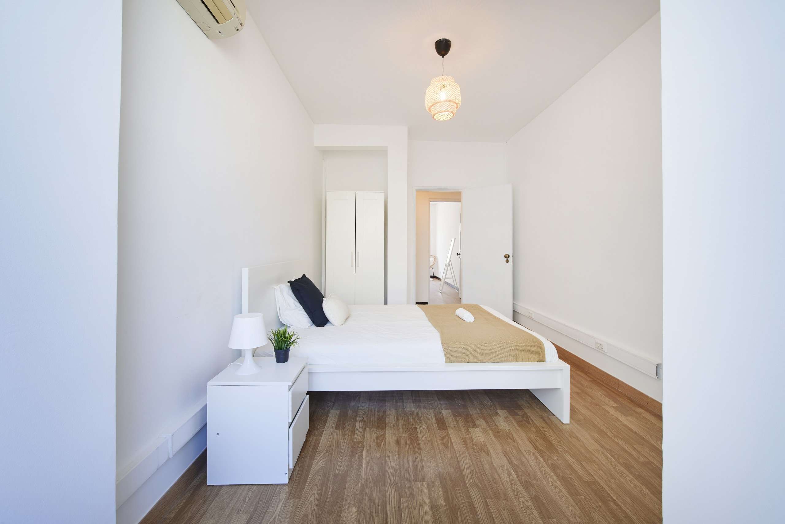 Equipped Room 9 with Desk & Wardrobe in Picoas, lisboa – photo 4 of 14