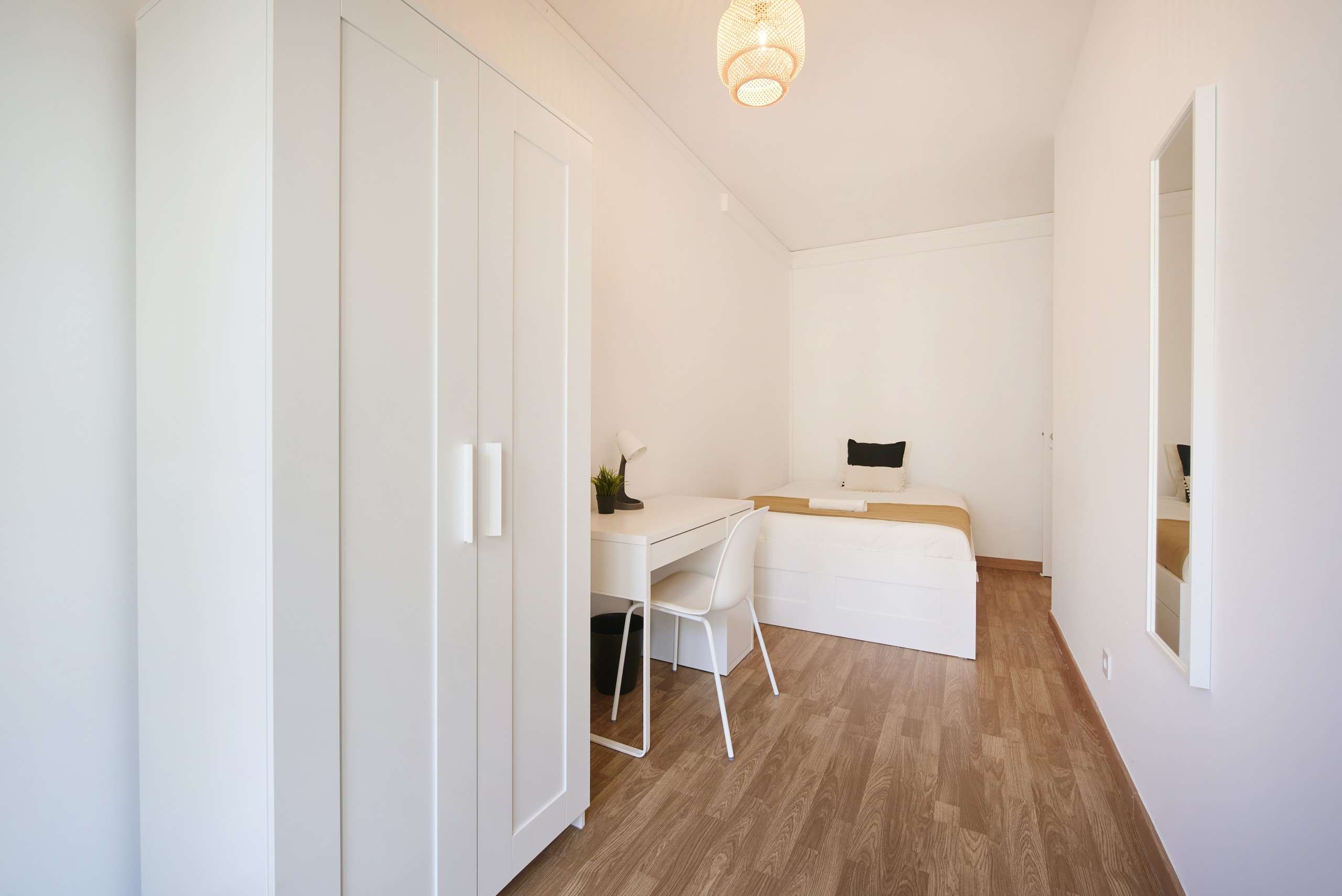 Sunlit Room 4 with Desk & Wardrobe in Picoas, lisboa – photo 2 of 14