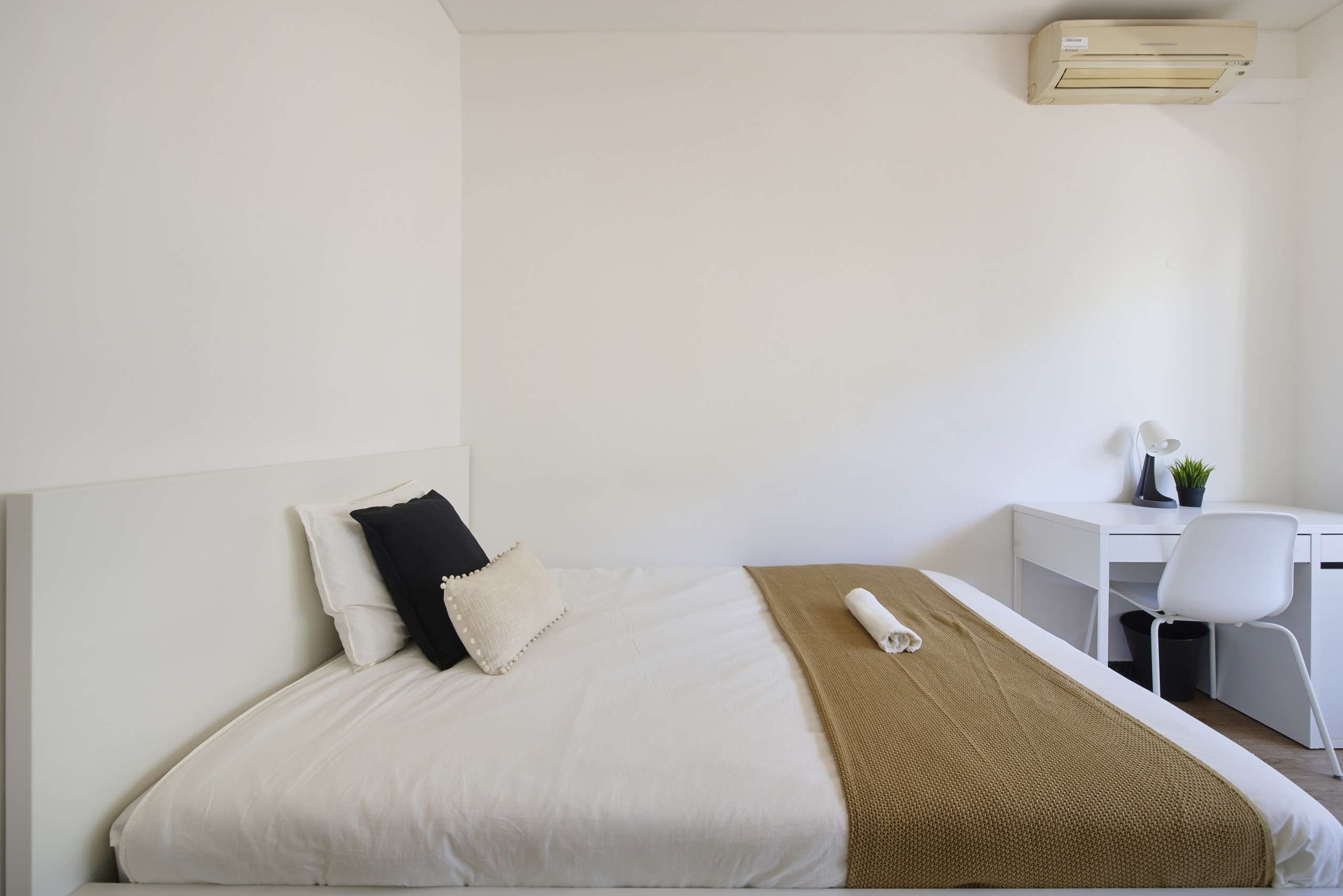 Productive Double Room 7 with Ample Light in Picoas, lisboa – photo 3 of 14